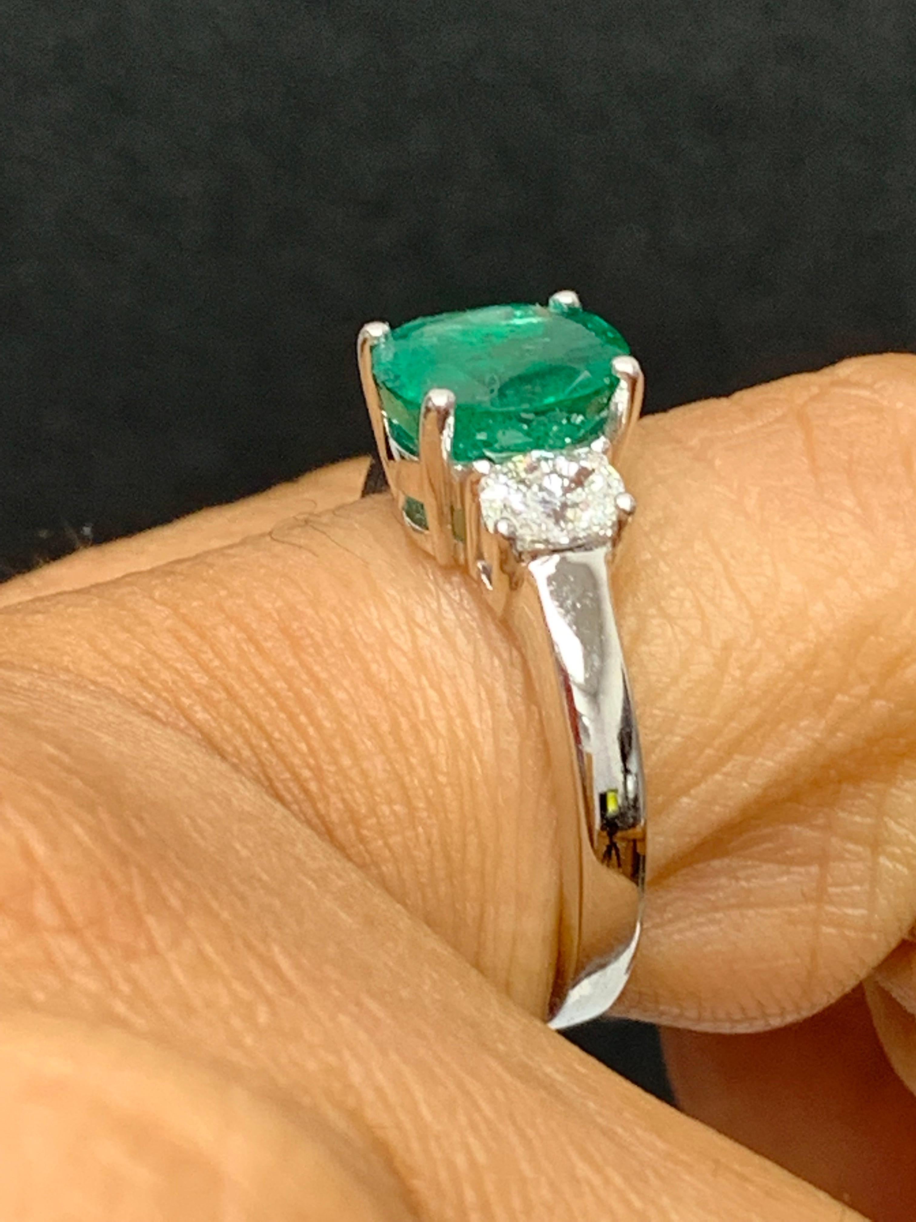 1,97 Karat Ovalschliff Smaragd & Diamant Verlobungsring aus 18 Karat Weißgold mit 3 Steinen Damen im Angebot