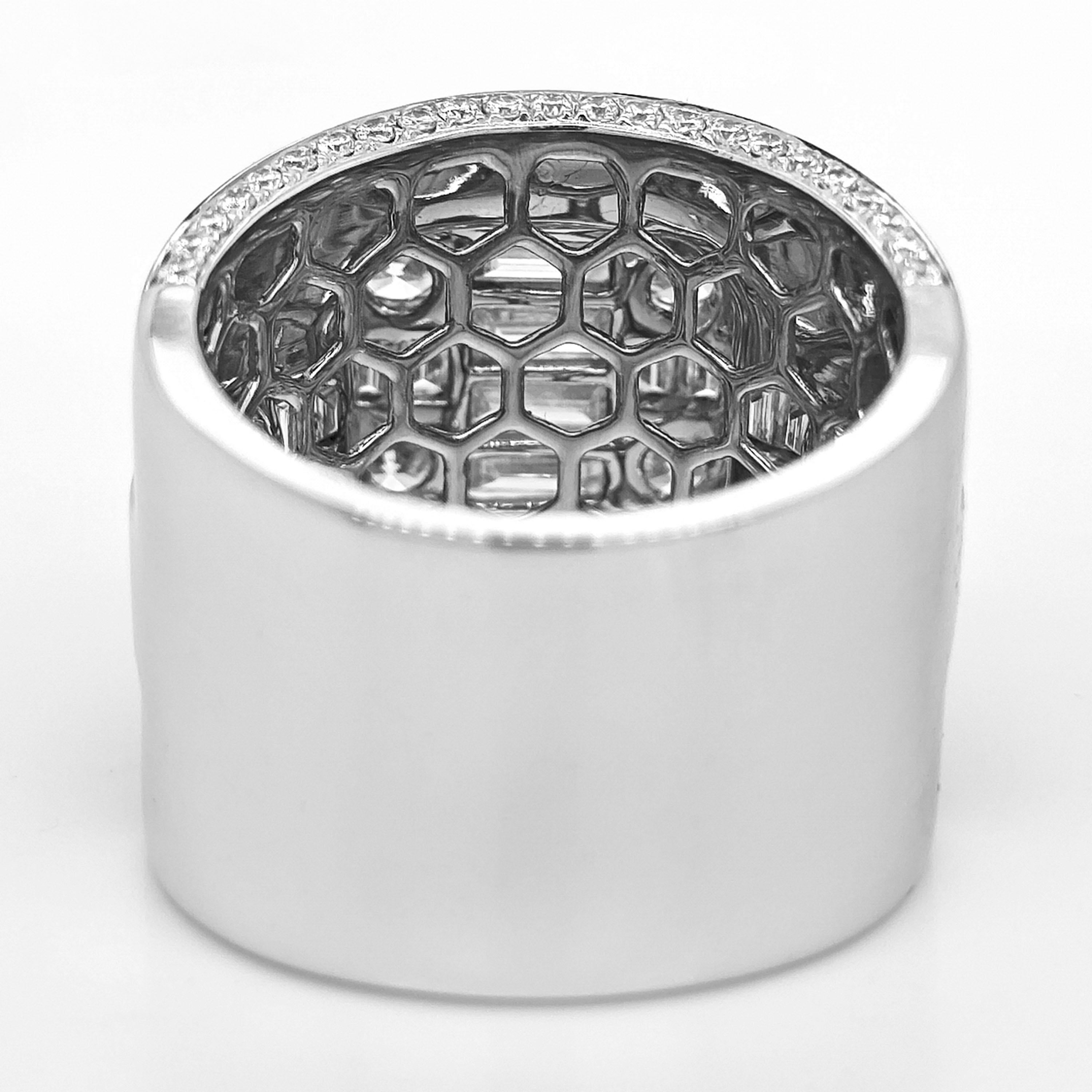 1.97 Carat White Diamond White Gold Onyx Ring In New Condition For Sale In New York, NY