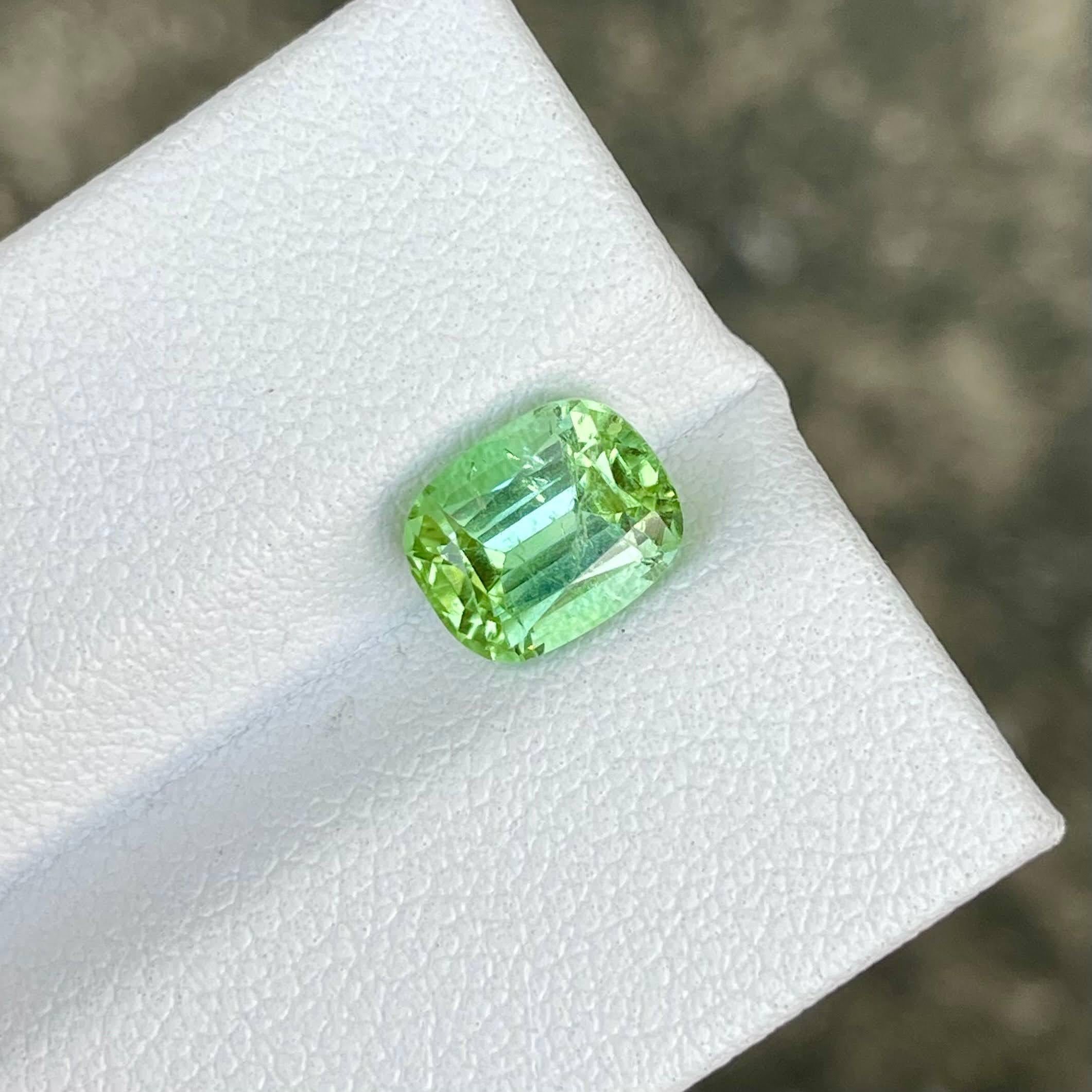 Peso 1,97 carati 
Dimensioni 8,1x6,55x5,0 mm
Trattamento nessuno 
Origine Afghanistan 
Chiarezza VS
Forma del cuscino 
Tagliare un cuscino di fantasia 



La tormalina Greene & Greene da 1,97 carati, tagliata meticolosamente a forma di cuscino, è un
