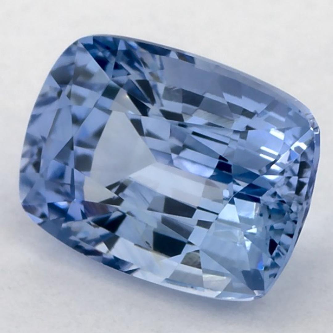 Este zafiro azul natural ofrece elegancia y sofisticación. Con su rica saturación de color y su corte preciso, es la pieza central perfecta para un anillo de compromiso o un diseño de joyería de lujo.

Este zafiro procede de Sri Lanka (Ceilán),