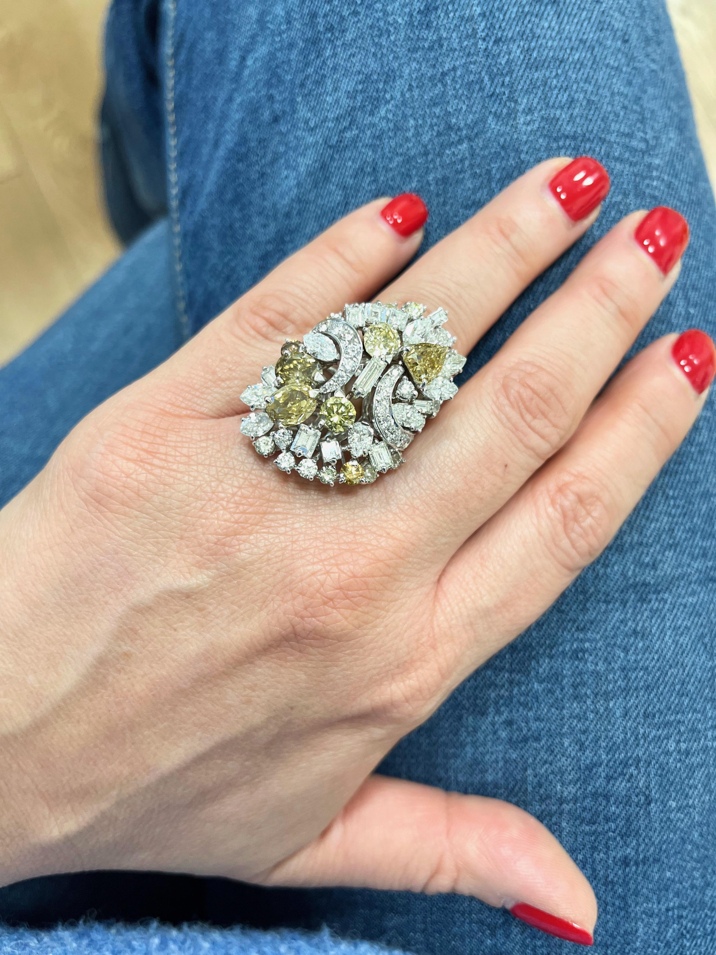 1970 18 Karat White Gold Multicolored Diamonds Cocktail Ring In Excellent Condition For Sale In Rome, IT