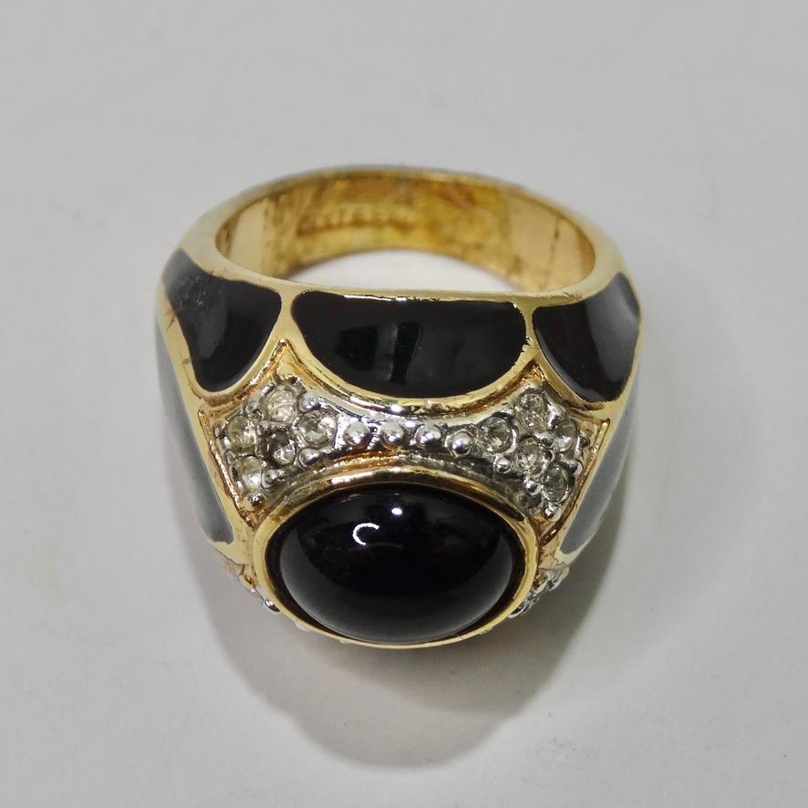 Non lasciarti sfuggire questo splendido anello placcato in oro 18 carati degli anni '90! Questo anello è così versatile e speciale, con lo smalto nero lucido come punto focale, splendidamente contrastato dall'oro giallo. L'anello da cocktail a