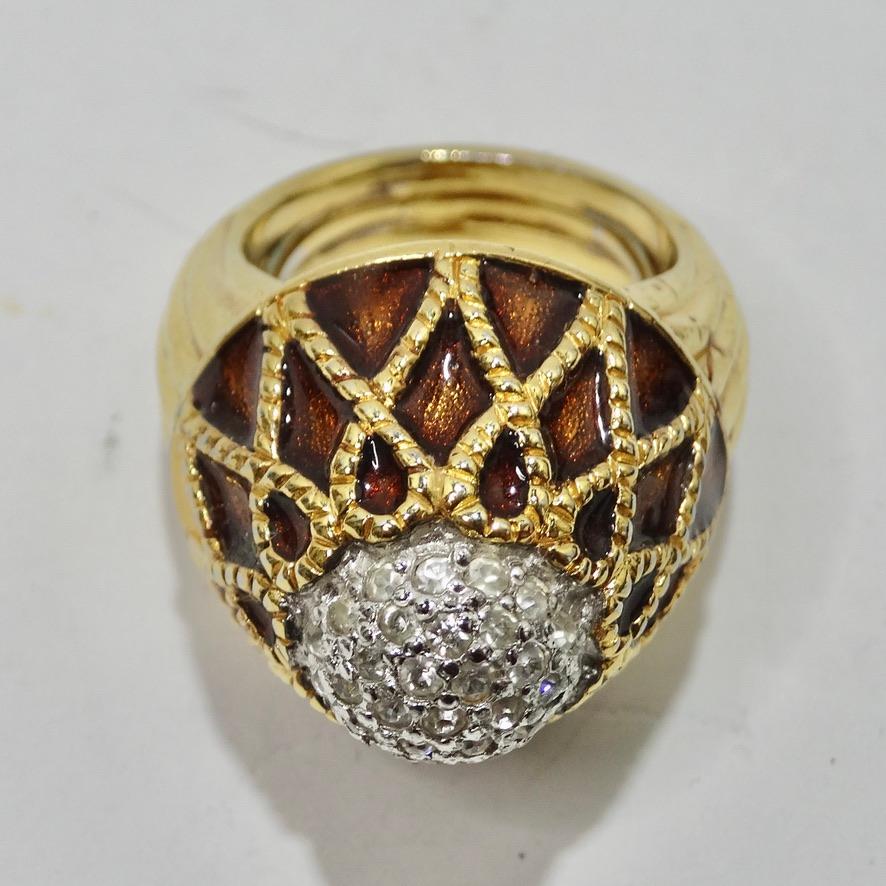 Faites-vous remarquer avec cette bague plaquée or 18 carats datant de 1970 ! Magnifique bague de cocktail en plaqué or de style dôme présentant une pléthore de strass en formation circulaire au centre, entourés d'émail et de gravures brun et or