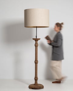 1970–1979 Frankreich, tiefes Walnussbraun, gedrechselte Stehlampe aus Walnussholz