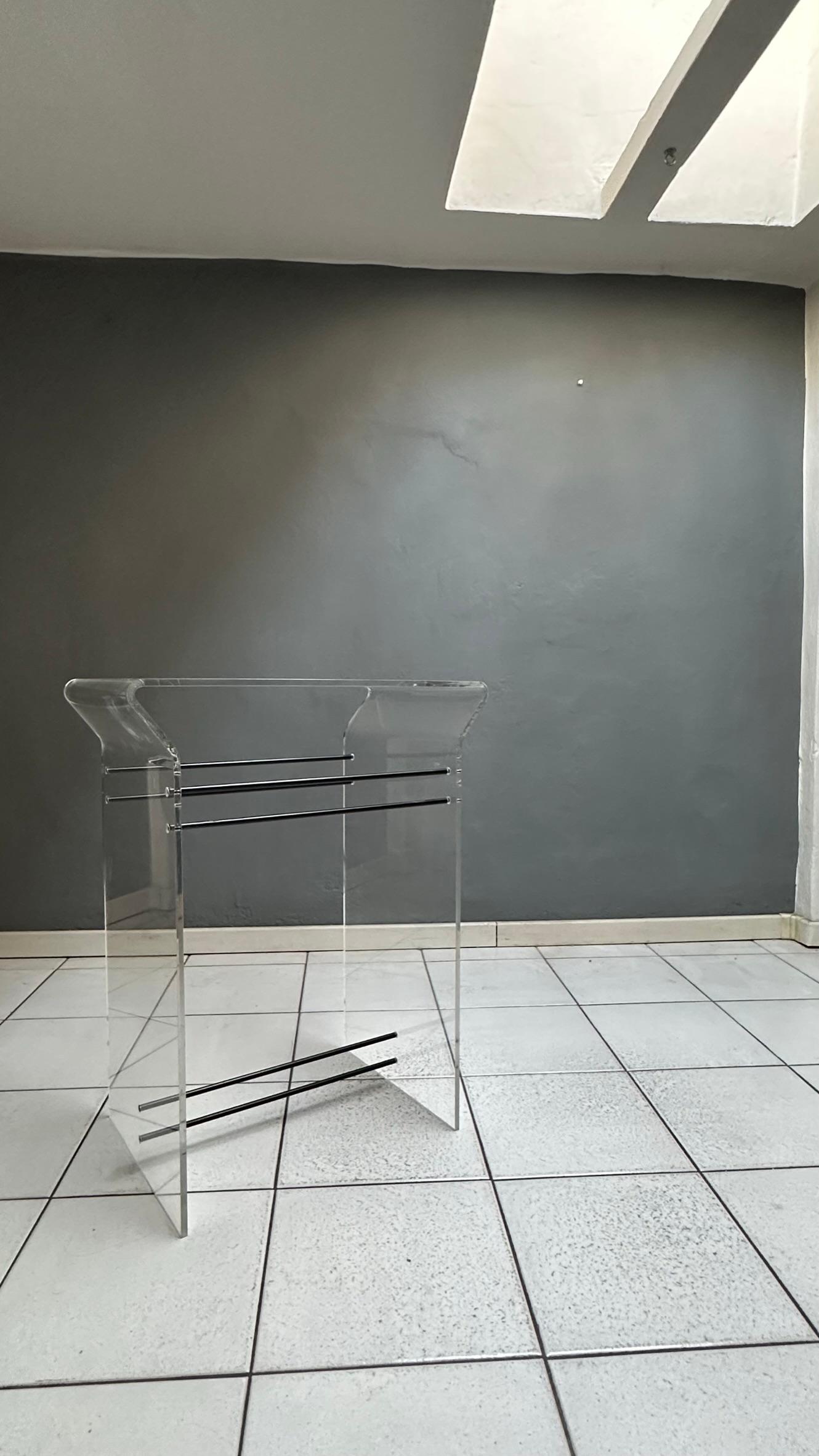 1970-1980s, Vintage Console Tabel/Writing Table, Structure in Plexiglass In Good Condition For Sale In Milan, IT