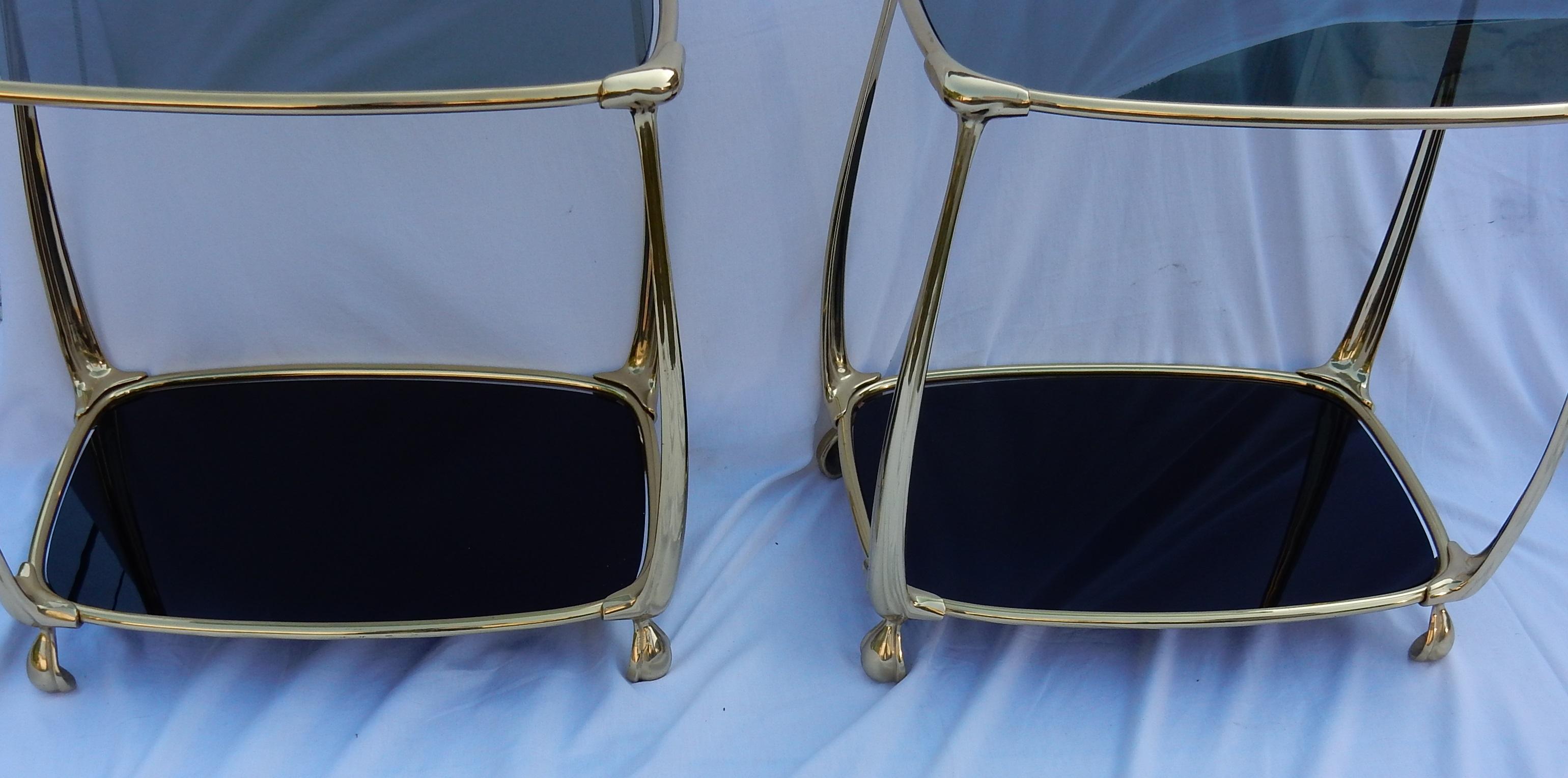 Paire de tables de style Art Nouveau en bronze doré, plateaux en verre fumé et opaline noire, base évasée, circa 1970-1980, tout est vissé et renforts sur les angles. Bon état.

      