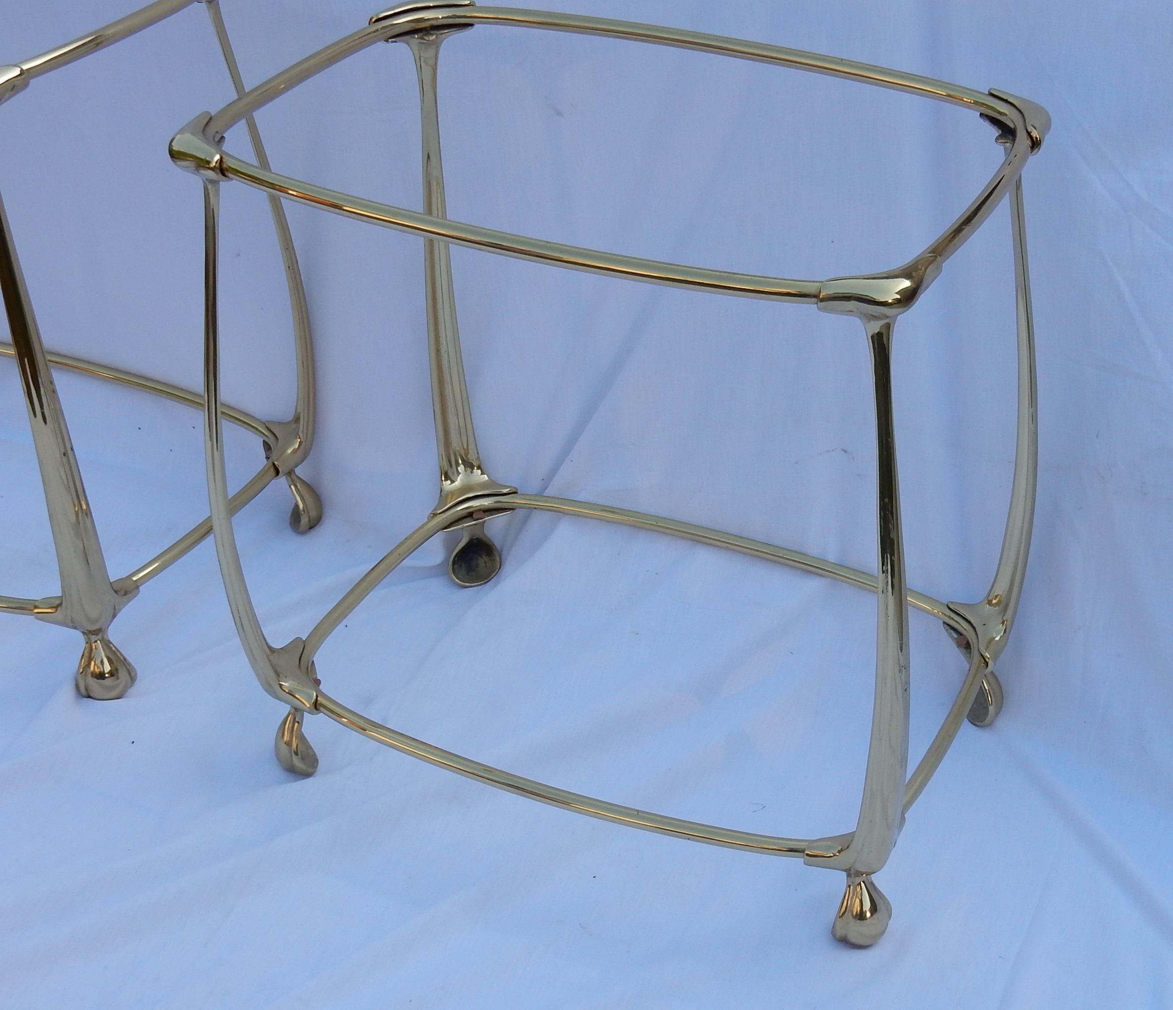 Paire de tables en bronze doré à 2 niveaux dans le style de l'Art nouveau de 1970-1980  en vente 1