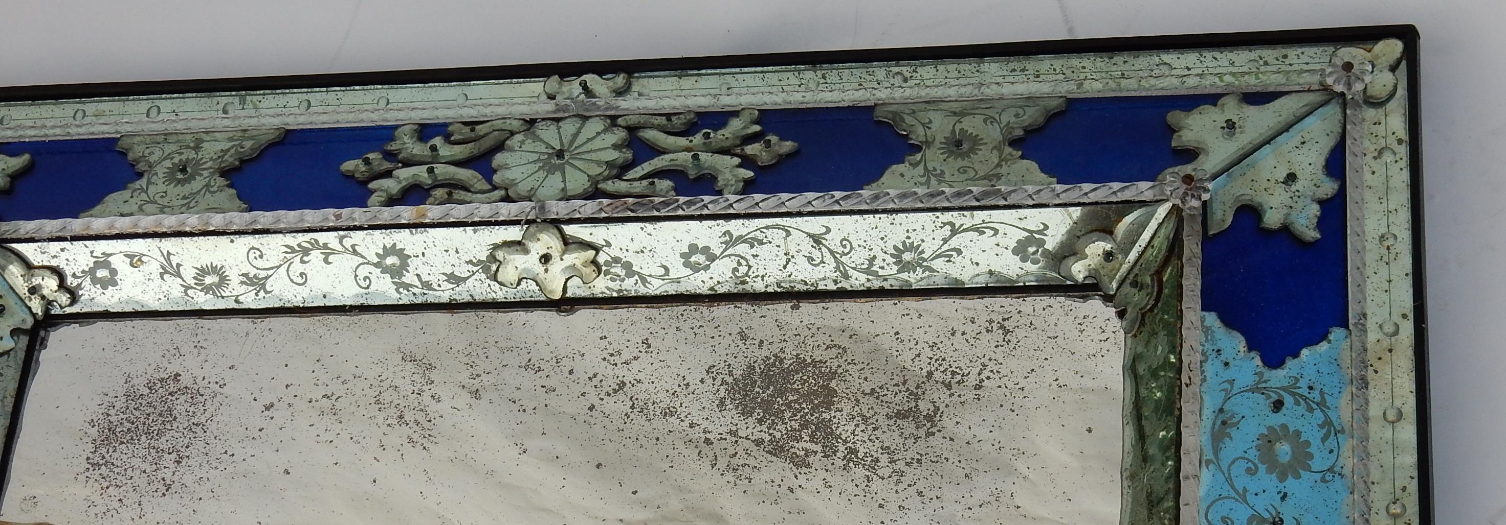 Paire de miroirs de Venise de style Louis XIV avec ornements en verre bleu, 1970-1980 en vente 3