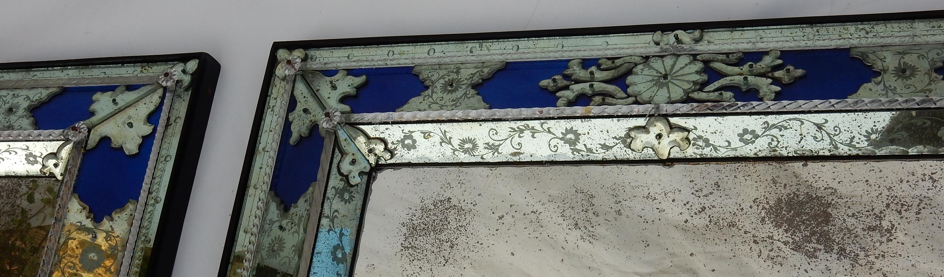 Paire de miroirs de Venise de style Louis XIV avec ornements en verre bleu, 1970-1980 en vente 4