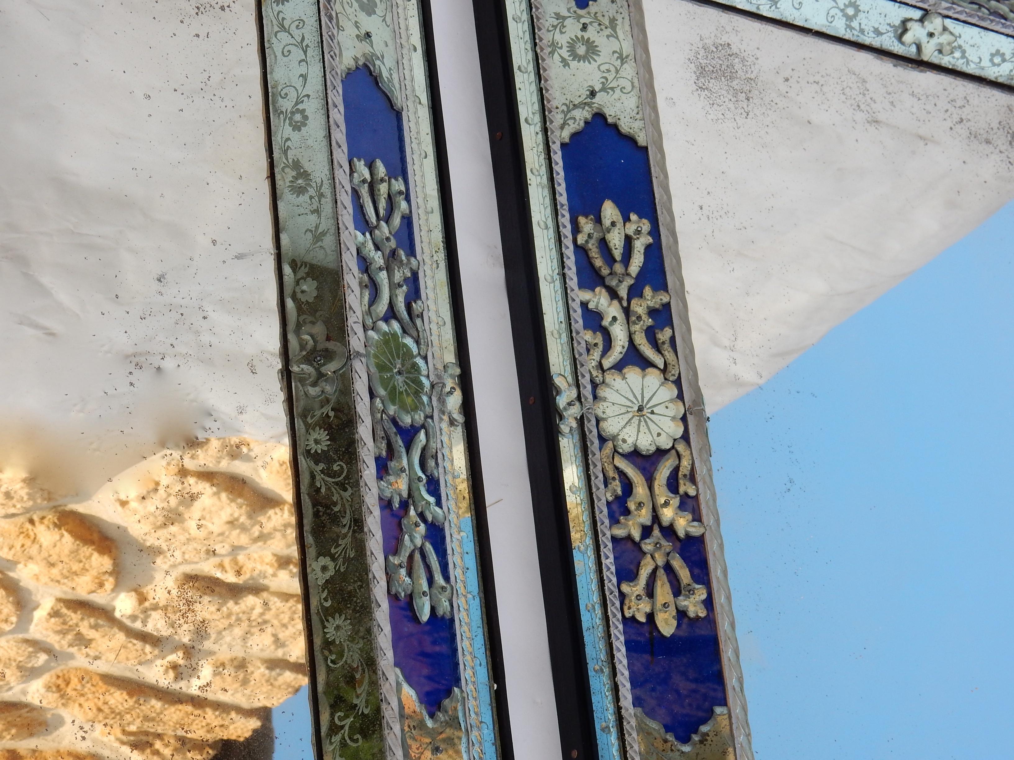 Paire de miroirs de Venise de style Louis XIV avec ornements en verre bleu, 1970-1980 en vente 5