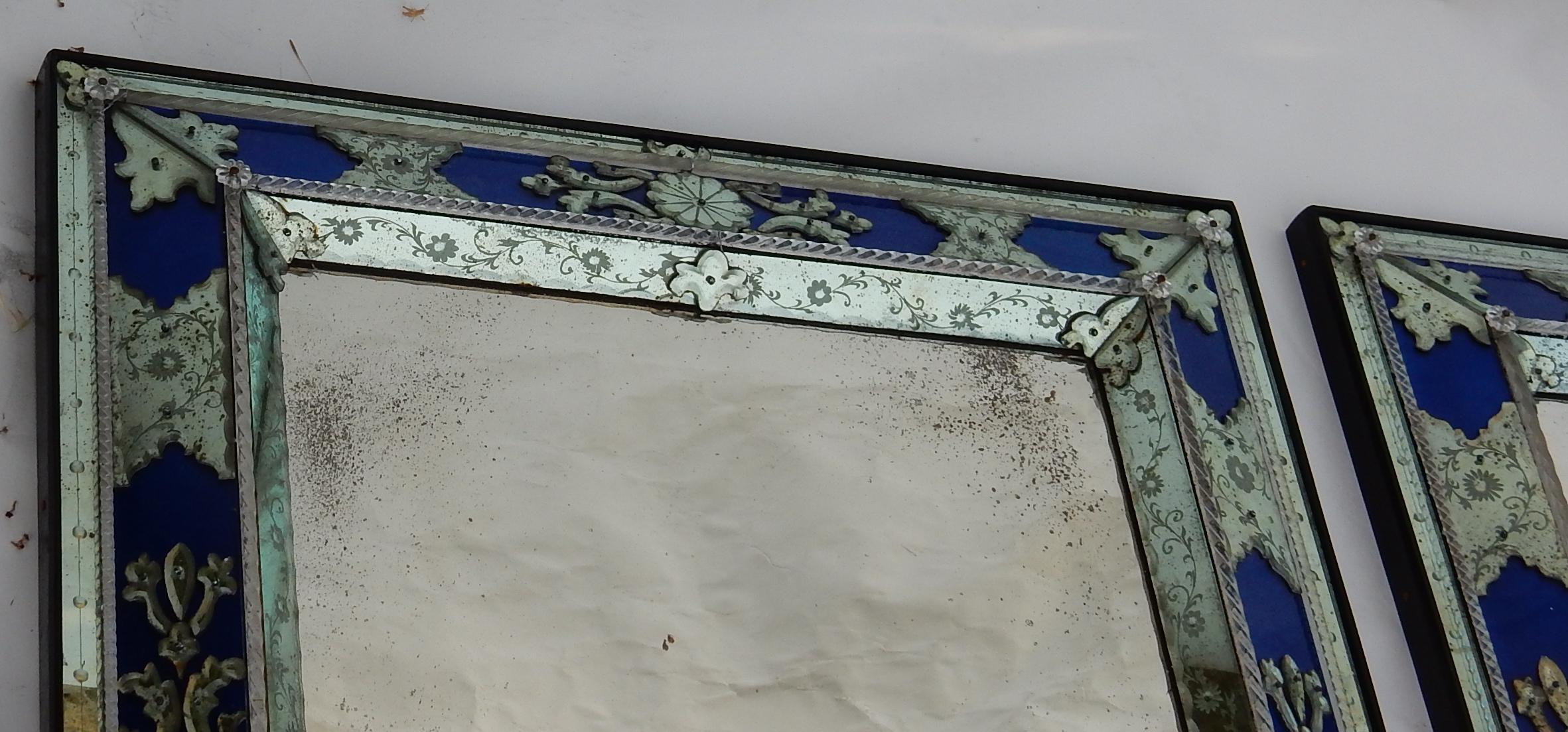 Paire de miroirs de Venise de style Louis XIV avec ornements en verre bleu, 1970-1980 en vente 6