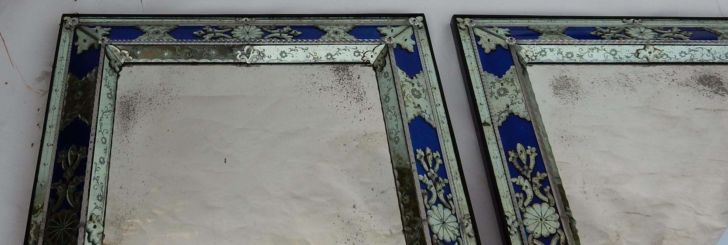 Paire de miroirs de Venise de style Louis XIV avec ornements en verre bleu, 1970-1980 en vente 10