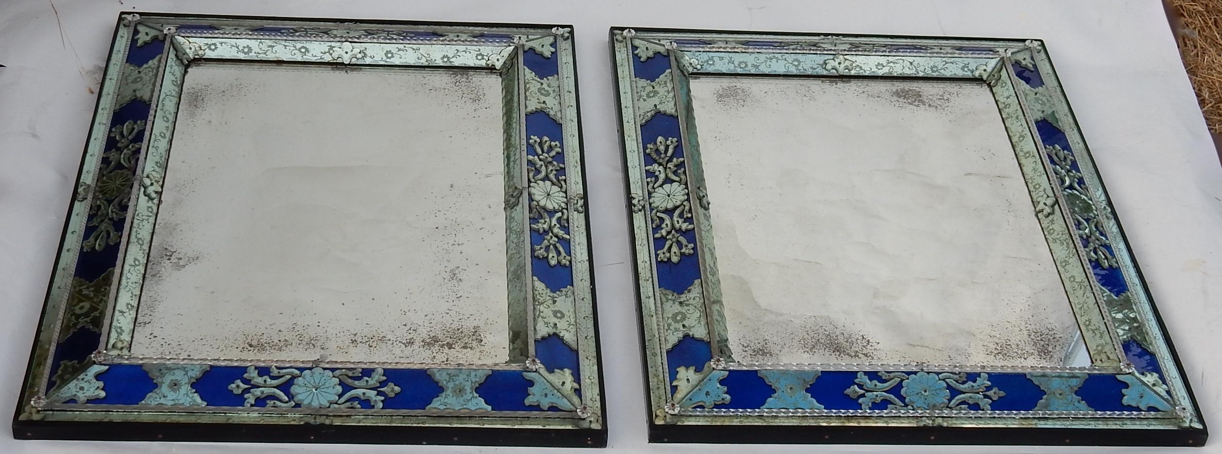 Pair of Italian Louis XIV style mirrors with aged oxidized mirrors, commissioned artisanal work, the center is adorned with a bowl with engravings, and the frame alternates between blue glasses and mirror elements. Size: H 96 cm.
      