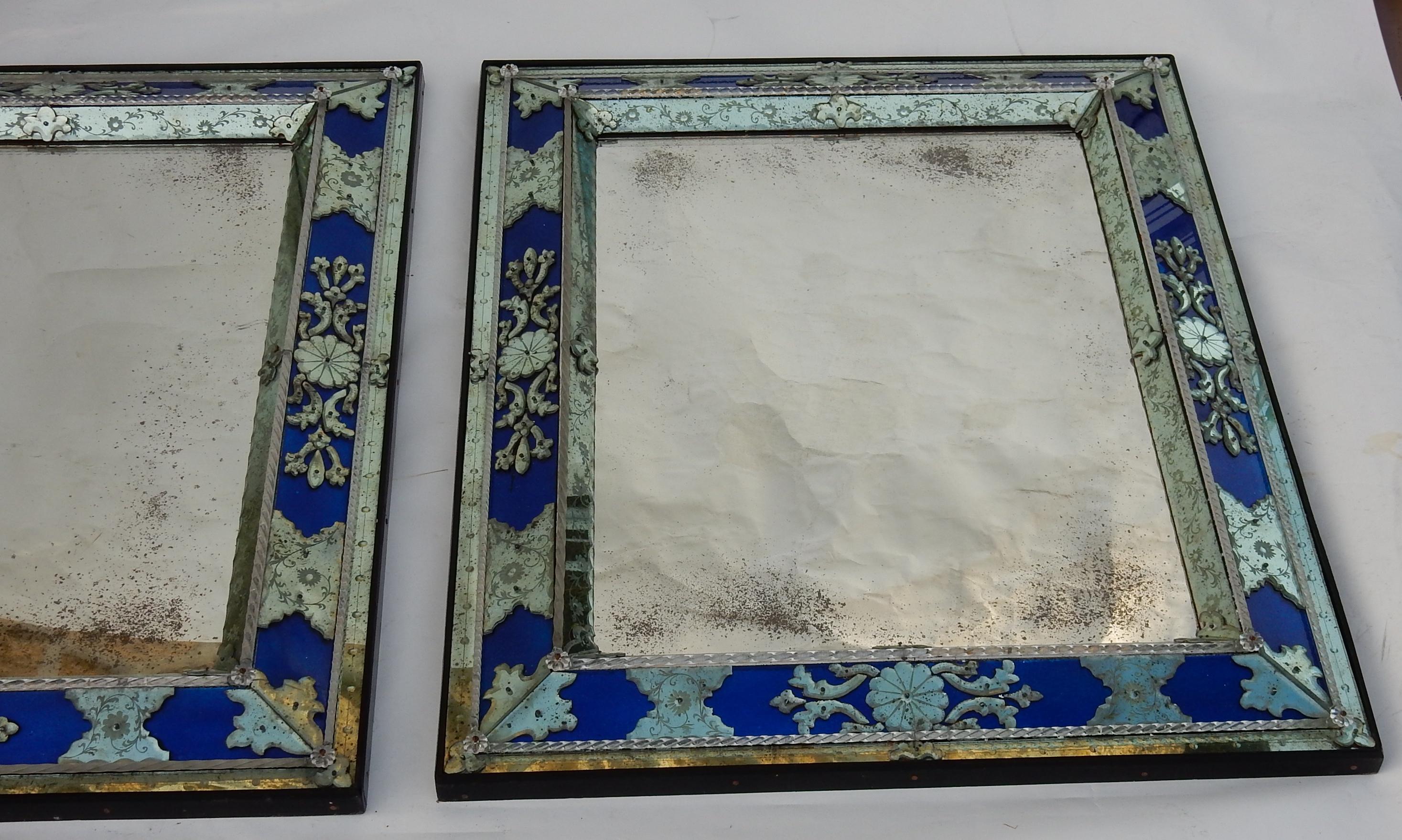 Argenté Paire de miroirs de Venise de style Louis XIV avec ornements en verre bleu, 1970-1980 en vente