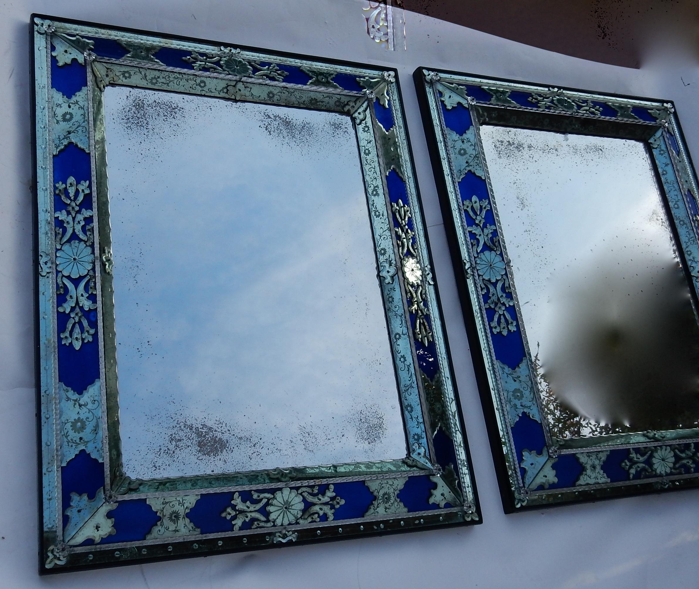 Paire de miroirs de Venise de style Louis XIV avec ornements en verre bleu, 1970-1980 Bon état - En vente à Paris, FR