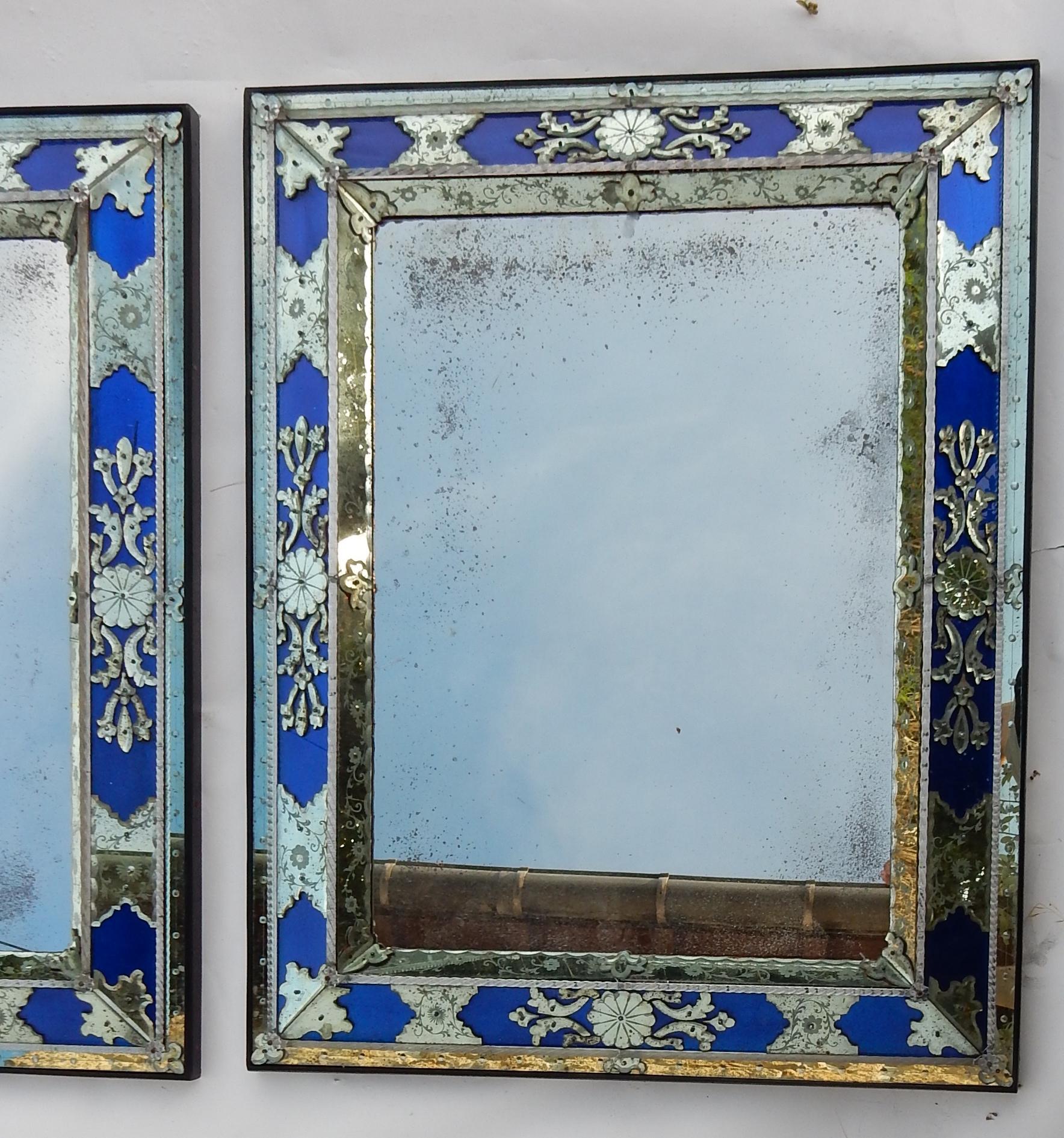 Fin du 20e siècle Paire de miroirs de Venise de style Louis XIV avec ornements en verre bleu, 1970-1980 en vente
