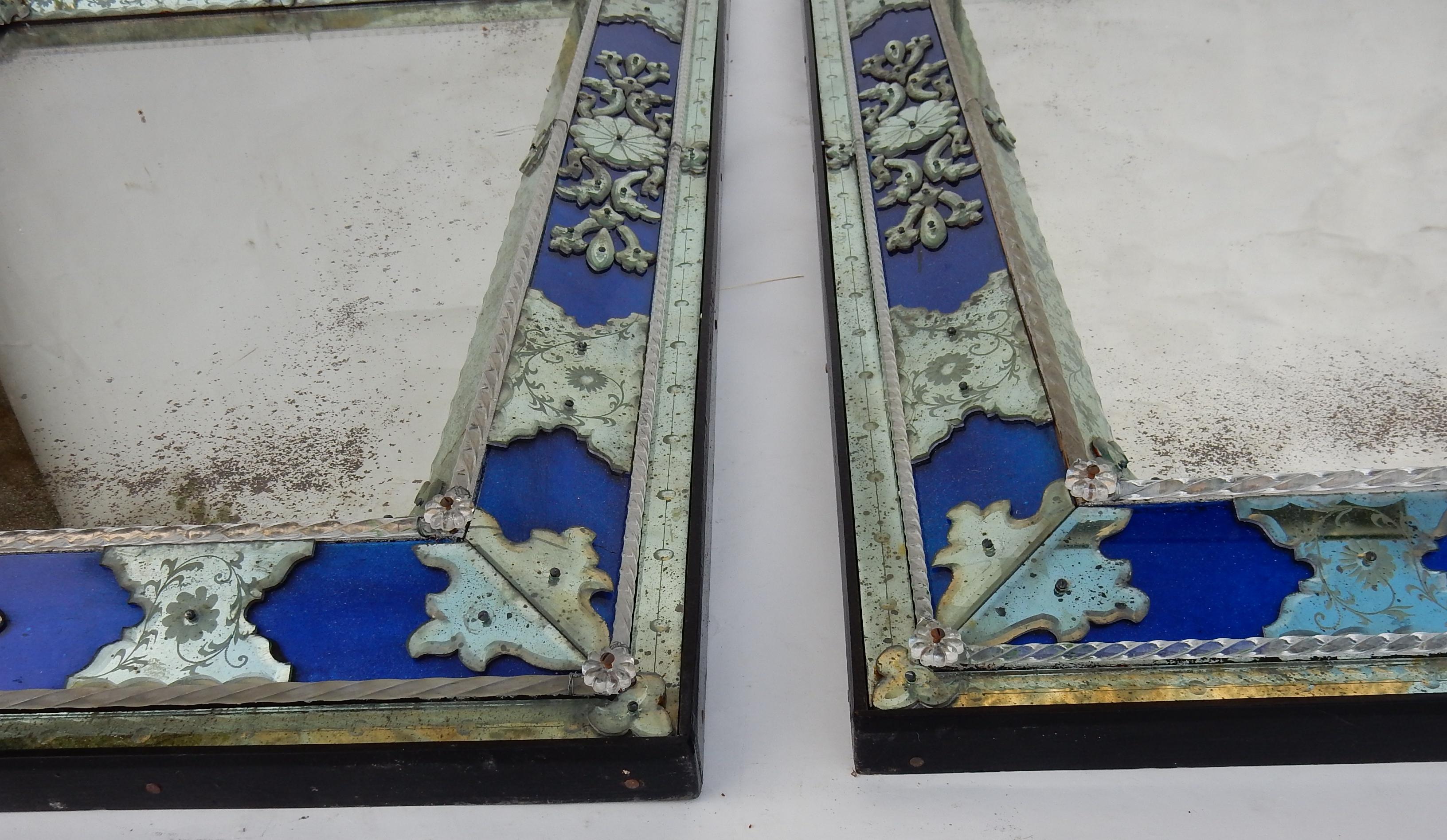 Verre Paire de miroirs de Venise de style Louis XIV avec ornements en verre bleu, 1970-1980 en vente