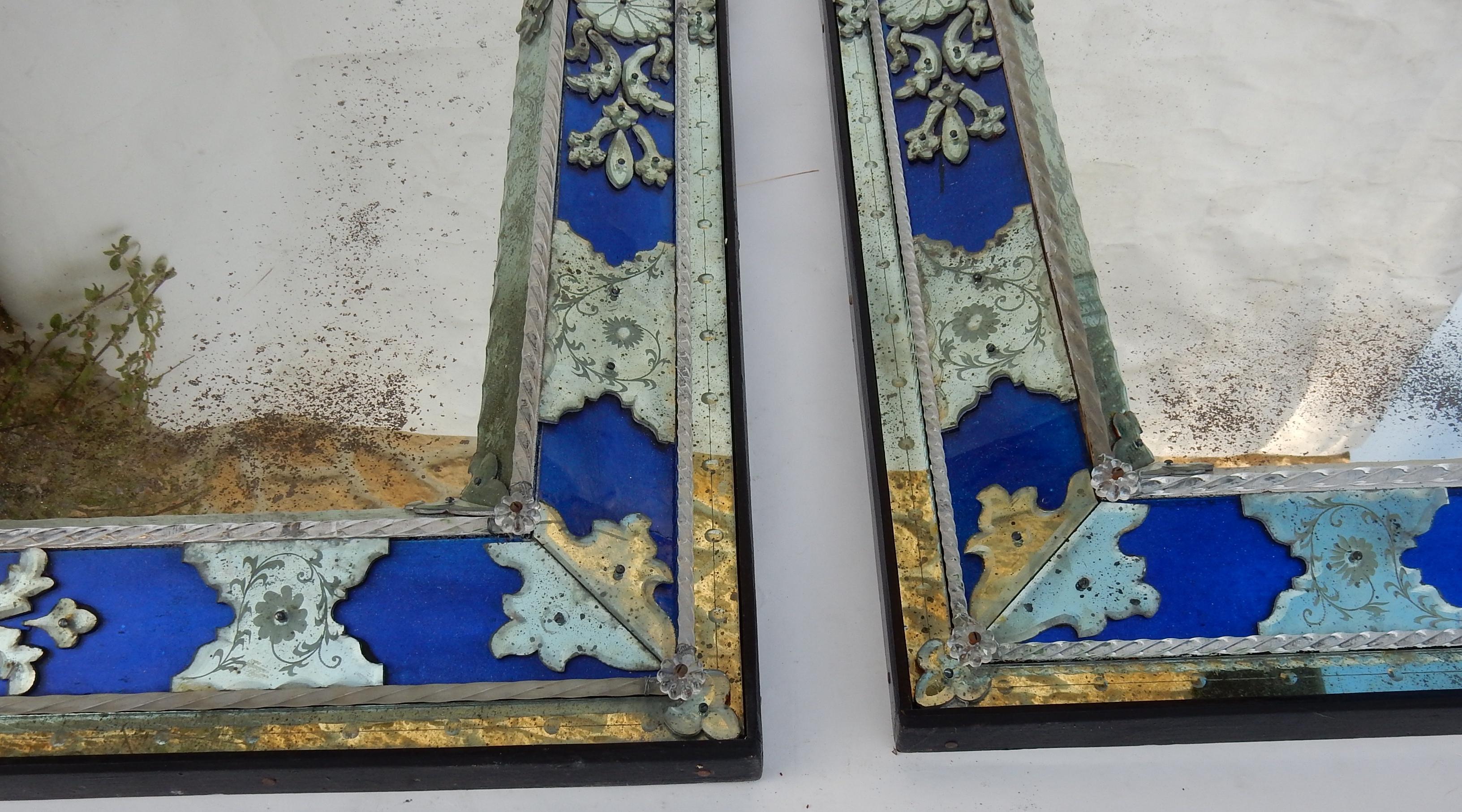 Paire de miroirs de Venise de style Louis XIV avec ornements en verre bleu, 1970-1980 en vente 1