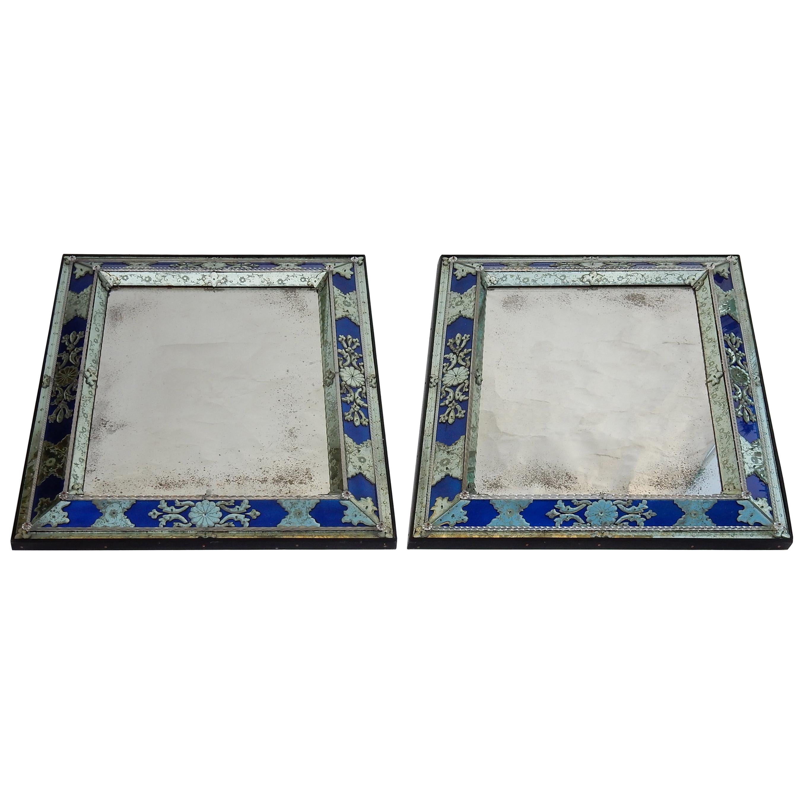 Paire de miroirs de Venise de style Louis XIV avec ornements en verre bleu, 1970-1980
