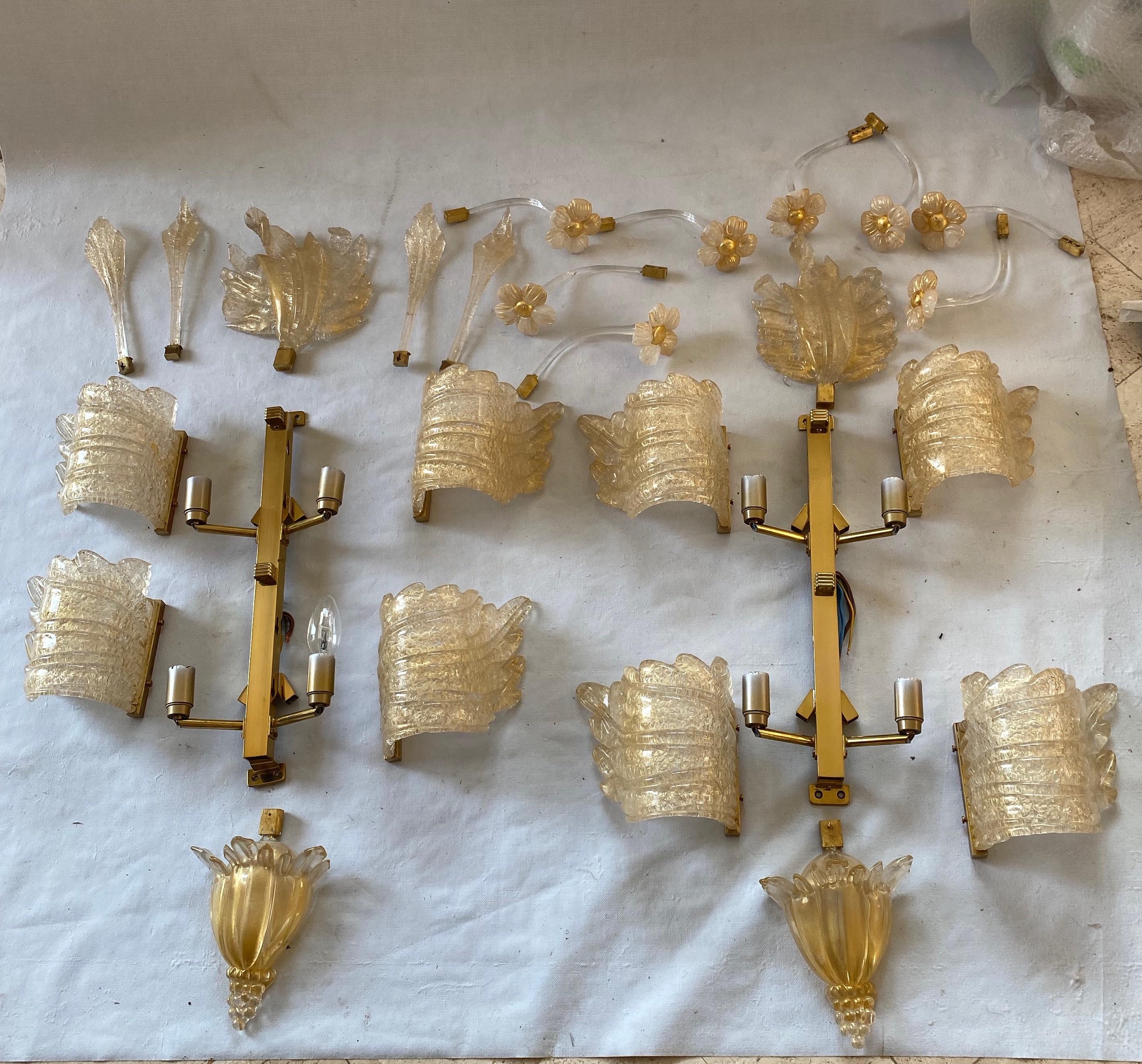 Pair of sconces circa 1970/80 with glassware in the shape of a butterfly and flowers with gold inclusions, good condition
4 bulbs
Width: 37cm
Height: 79cm
Depth:11cm.