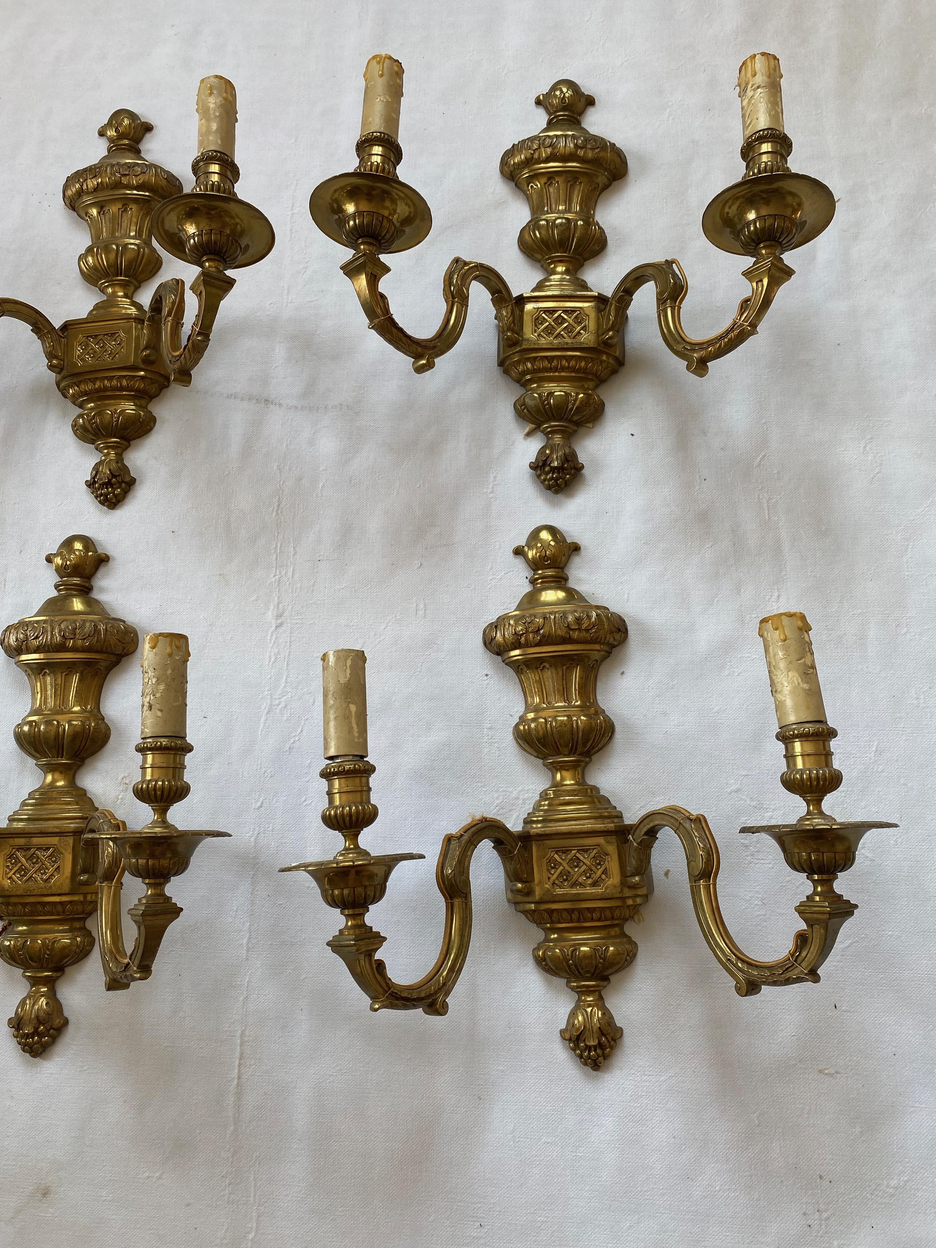 Serie von 6 Wandleuchten aus vergoldeter Bronze, Stil Louis 16, 2 Glühbirnen E 14 pro Wandleuchte, Label Maison Baguès auf der Rückseite
Höhe:39cm
Breite: 36cm
Tiefe: 18cm