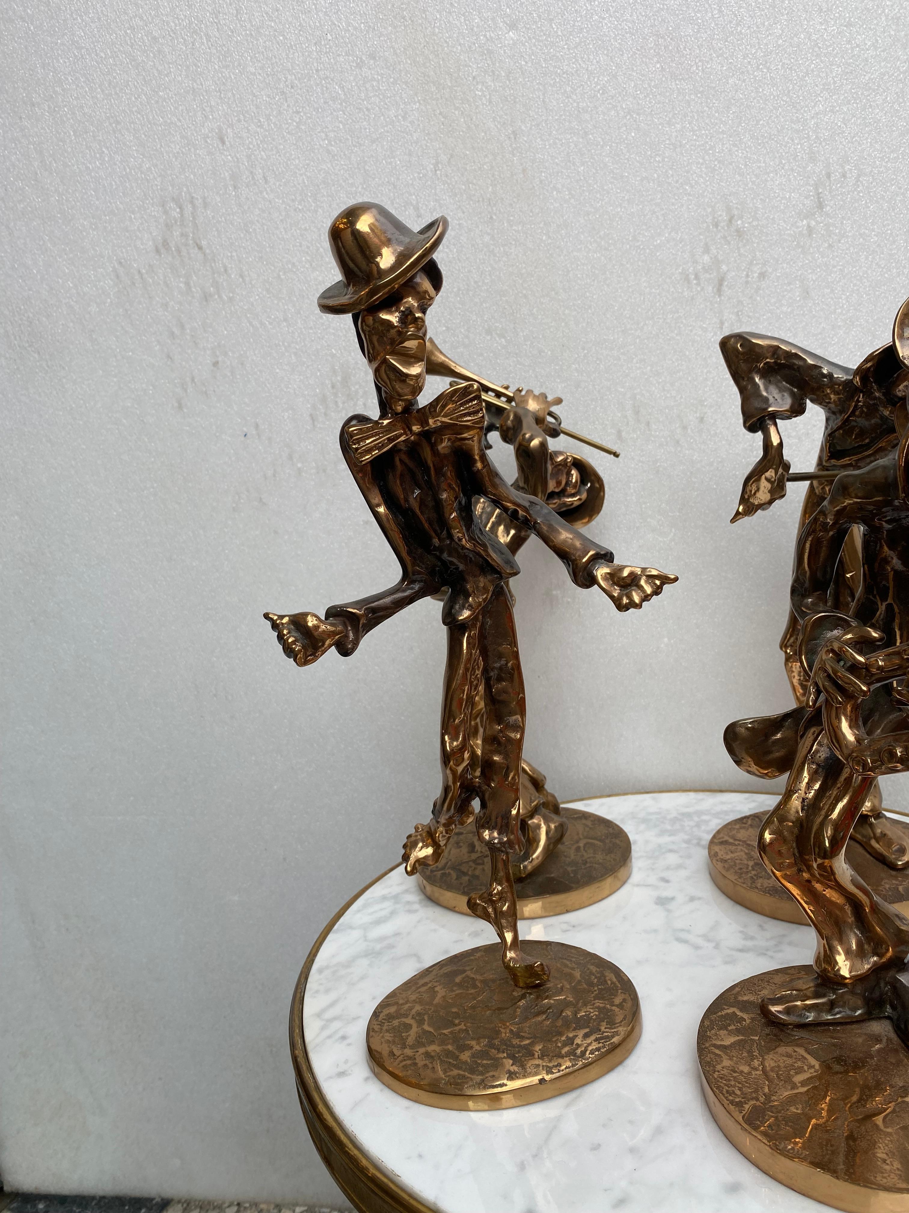 4 Esculturas que representan la Jazz Band en bronce patinado firma LOHE Yves nacido en 1947, buen estado, Circa 1970/80
1 Bailarina Cantante
1 Saxofonista
1 Violinista
1 Trompetista
Altura: H 32 a 38 cm
El precio incluye el embalaje de envío con