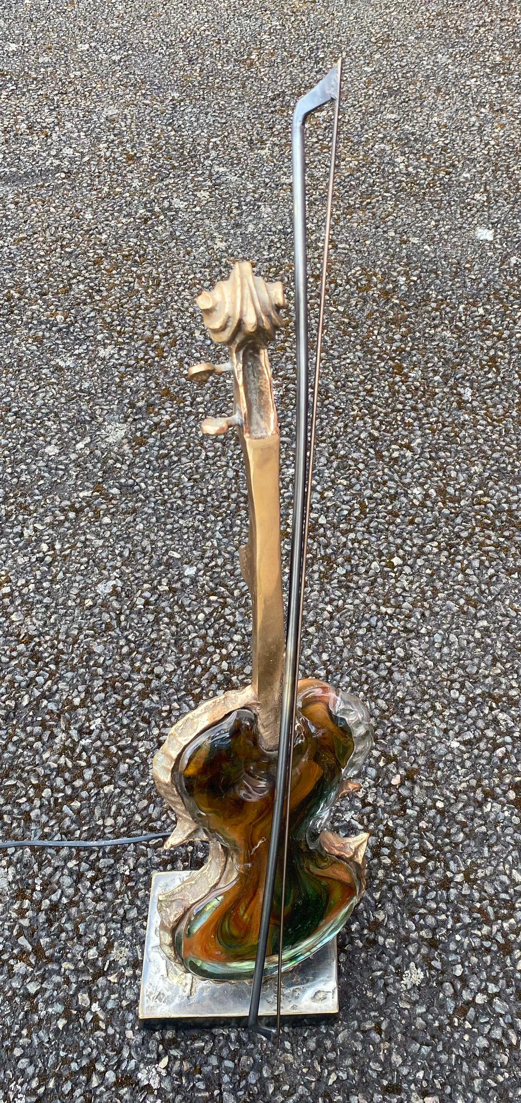 Lampe de violon 1970/80 en bronze et pâte de verre, sculpture signée LOHE en vente 11