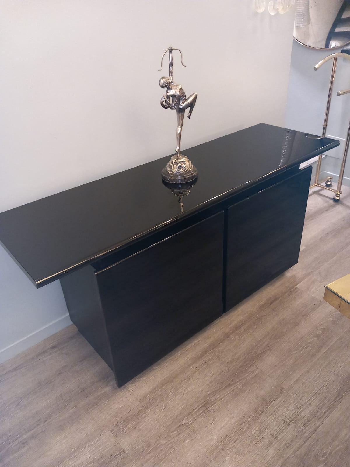 Credenza in legno laccato nero lucido di Acerbis anni '70.

La credenza ha una struttura in legno laccato nero (con finitura lucida), laminato e ripiani interni in vetro. 

Misure: 160 x 50 x H. 75 cm.

Il prezzo include i costi per l'imballaggio e