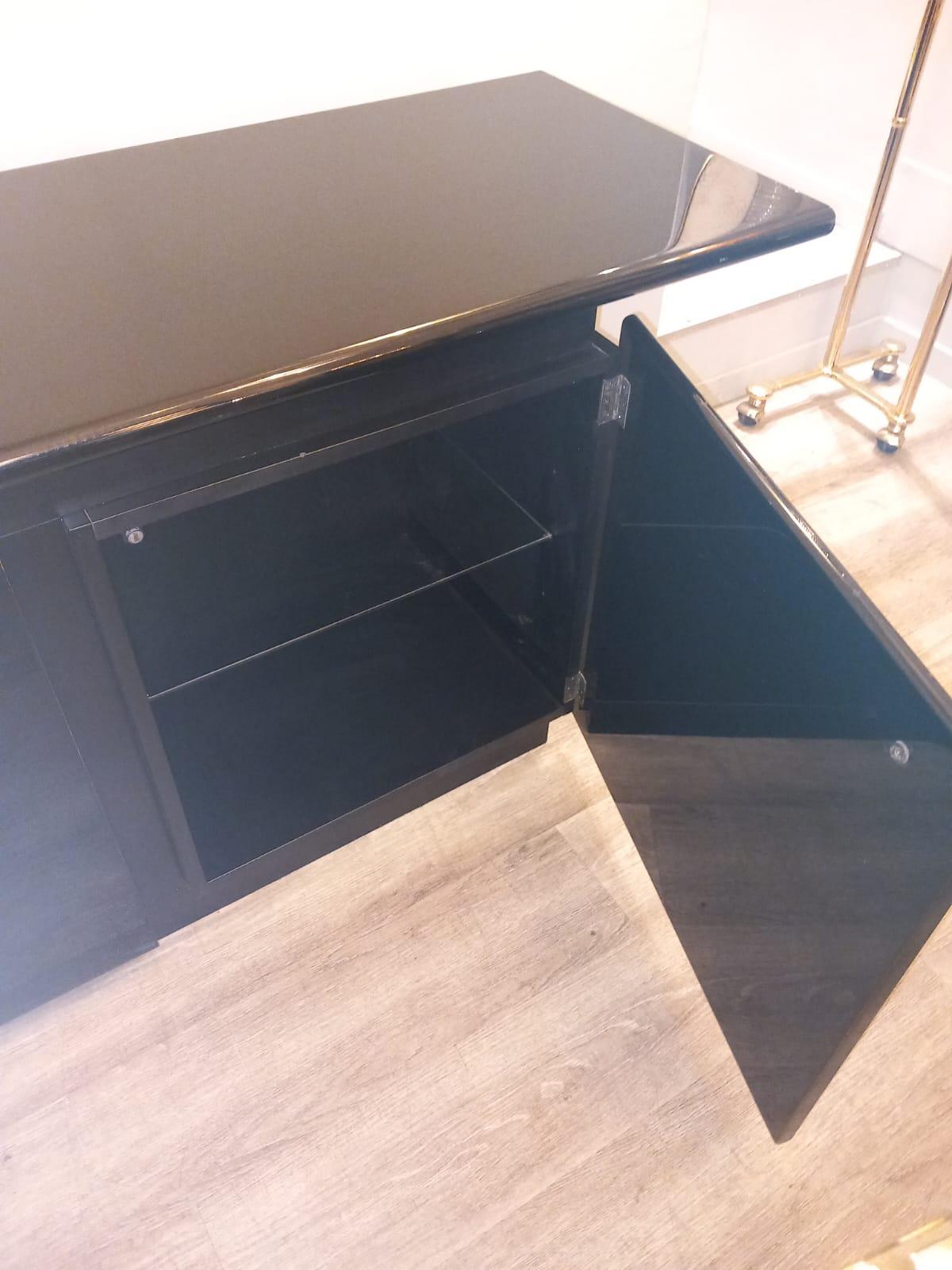 Italiano 1970 Acerbis Credenza a due ante laccata nera in vendita