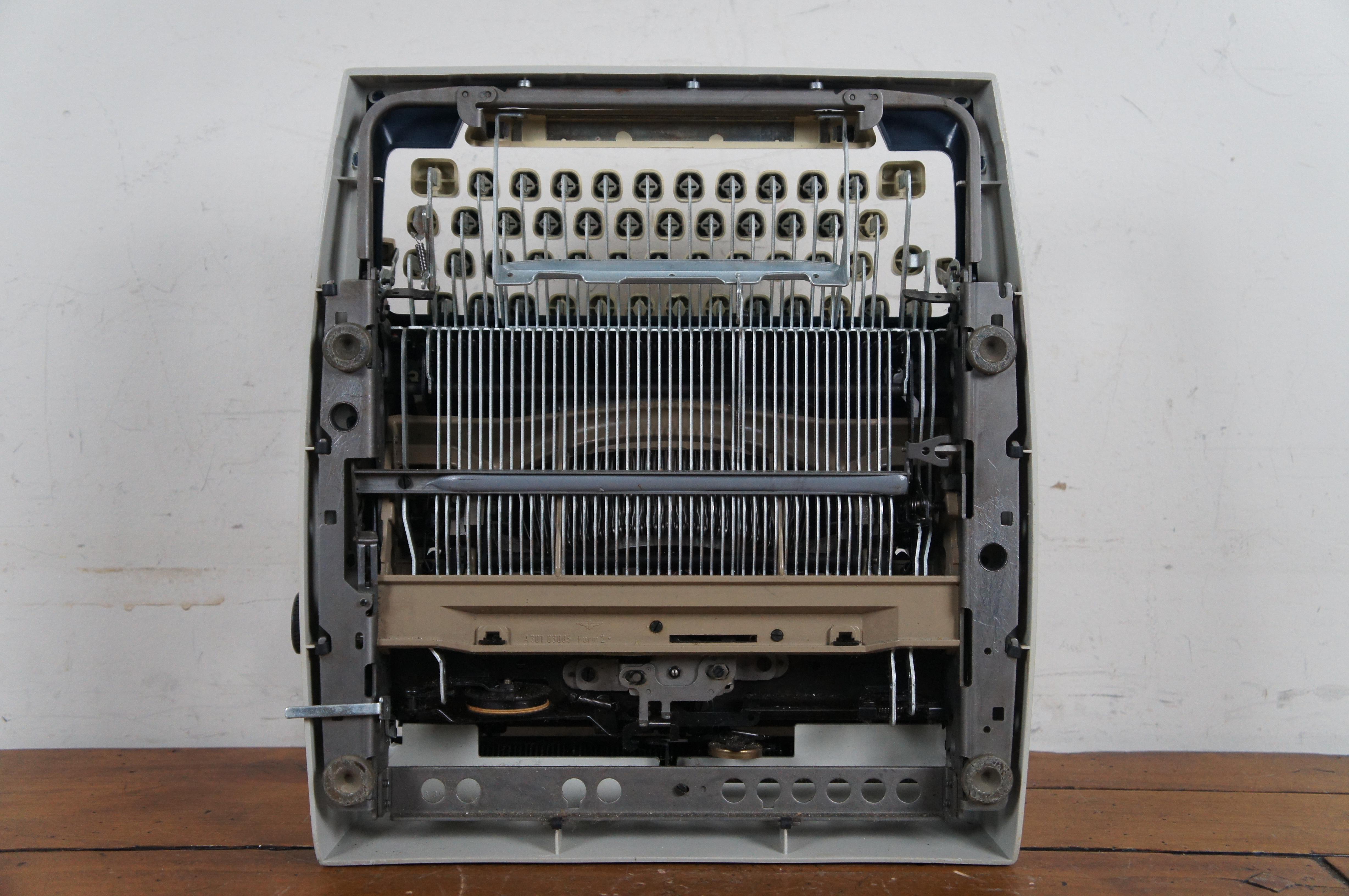 1970 Adler Deutsche J5 Marineblau-graue mechanische Porzellan-Tischschreibtisch Schreibmaschine und Etui im Angebot 2