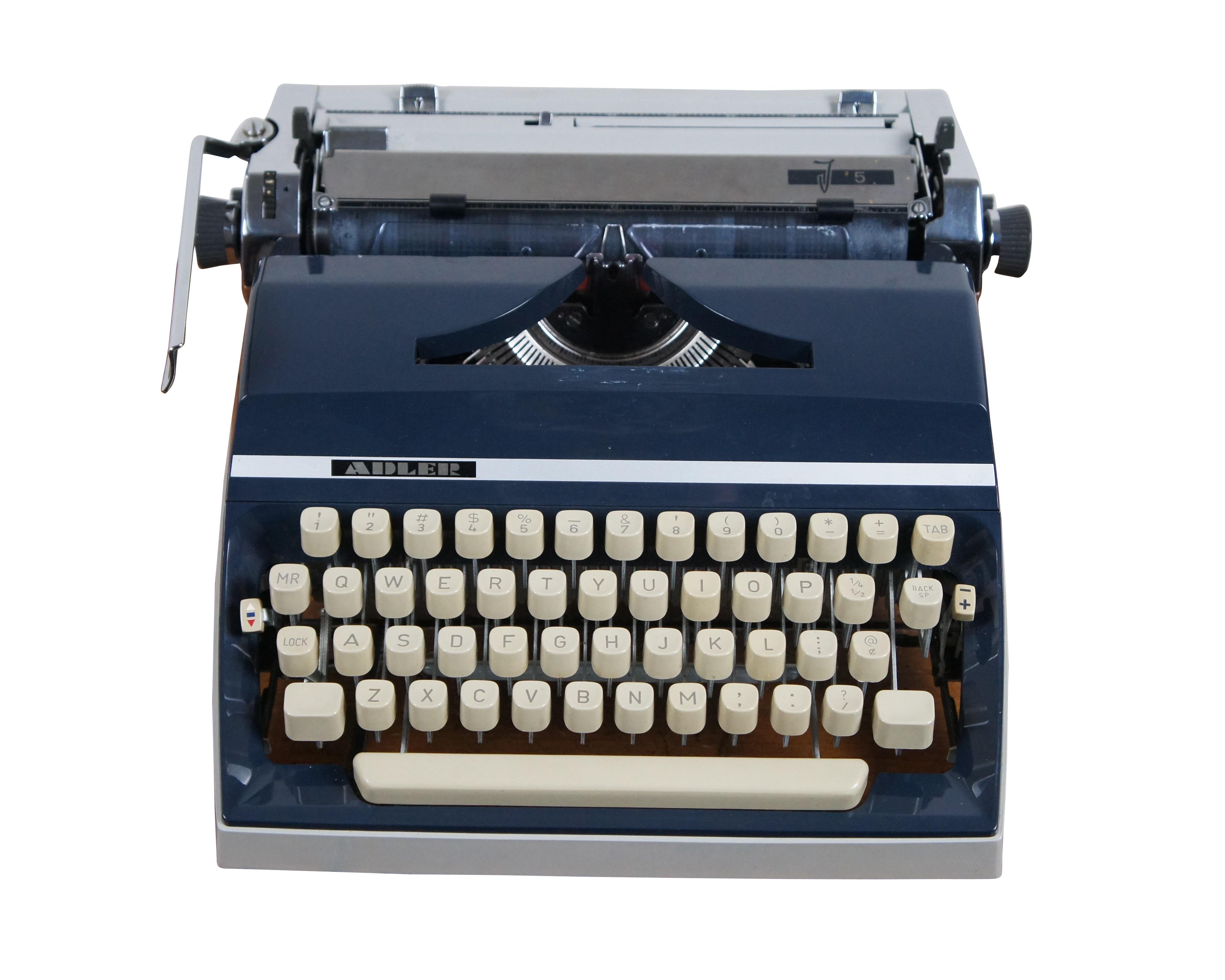 Vintage 1970 Adler J5 mechanische, tragbare Schreibmaschine in grau und marineblau. Seriennummer 4476775. T-A Organisation. Hergestellt in Westdeutschland. Sockel markiert A 301.03005 Form 2. Getestet und scheint in voll funktionsfähigem Zustand zu