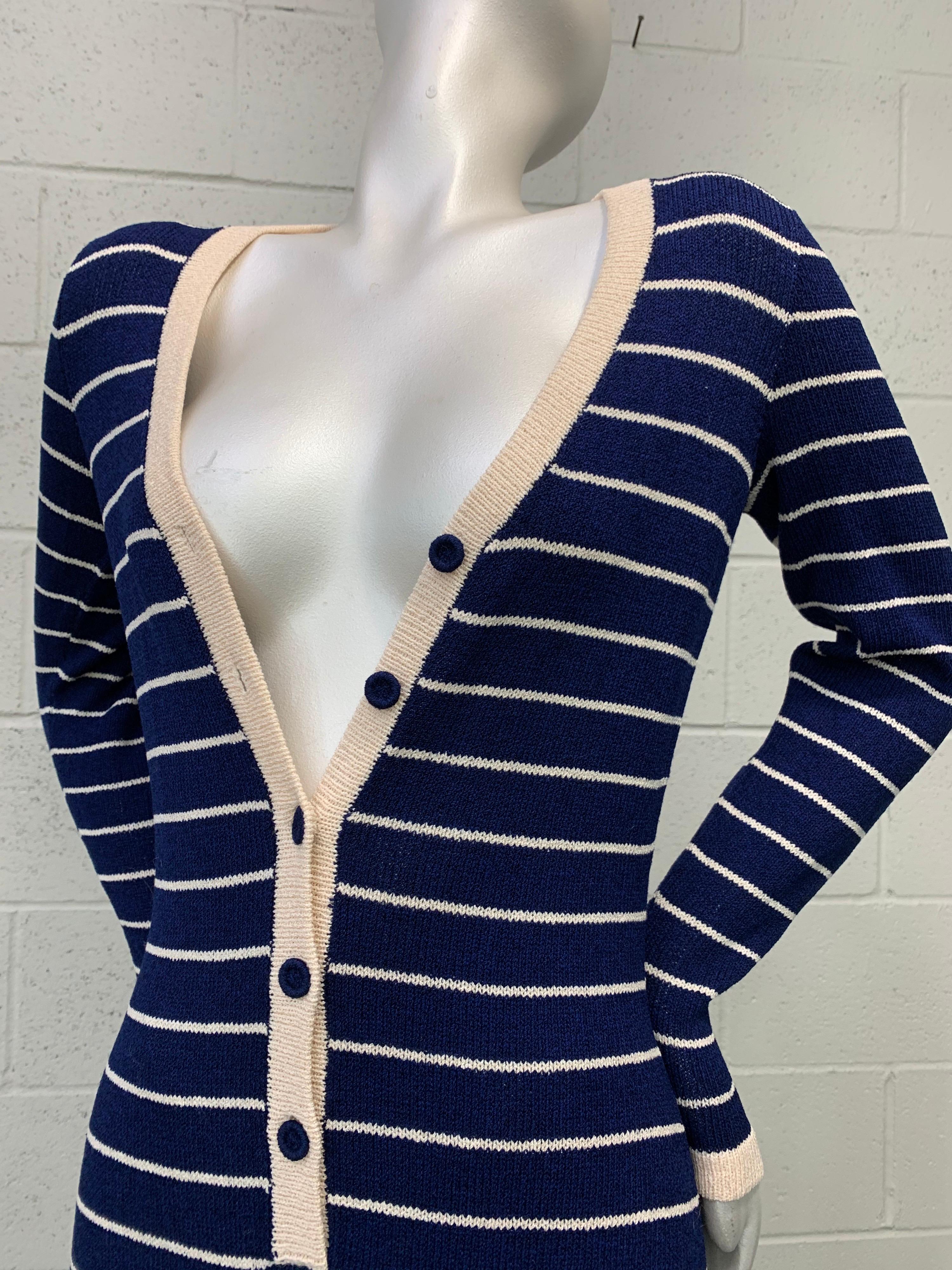 Maxivestido de rayas marineras de punto de rayón Adolfo de los años 70, azul marino y crema, con cierre delantero de botones. Da un aire moderno a Gaultier. Talla 6-8.