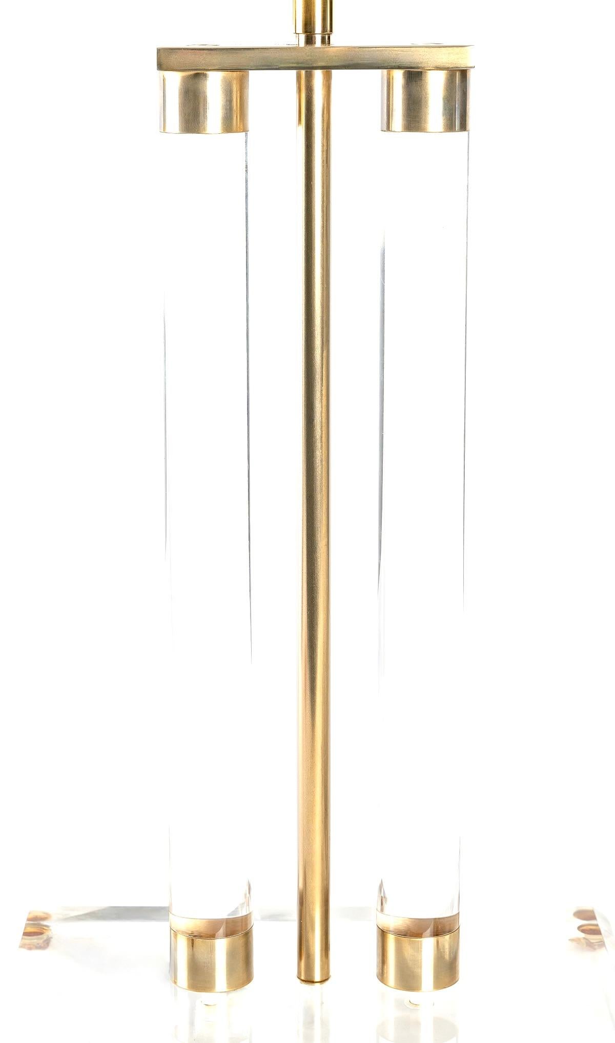 Altuglas lamp 1970 by Maison Roche
Composed of a rectangular base in altuglas on which rest two cylindrical rods in altuglas fixed on the lower and upper parts of a brass circle.
The center of the two cylindrical rods is adorned with a round rod