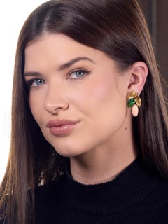 Boucles d'oreilles feuillagées vintage en or 18 carats, platine, émail, diamants et corail peau d'ange, 1970