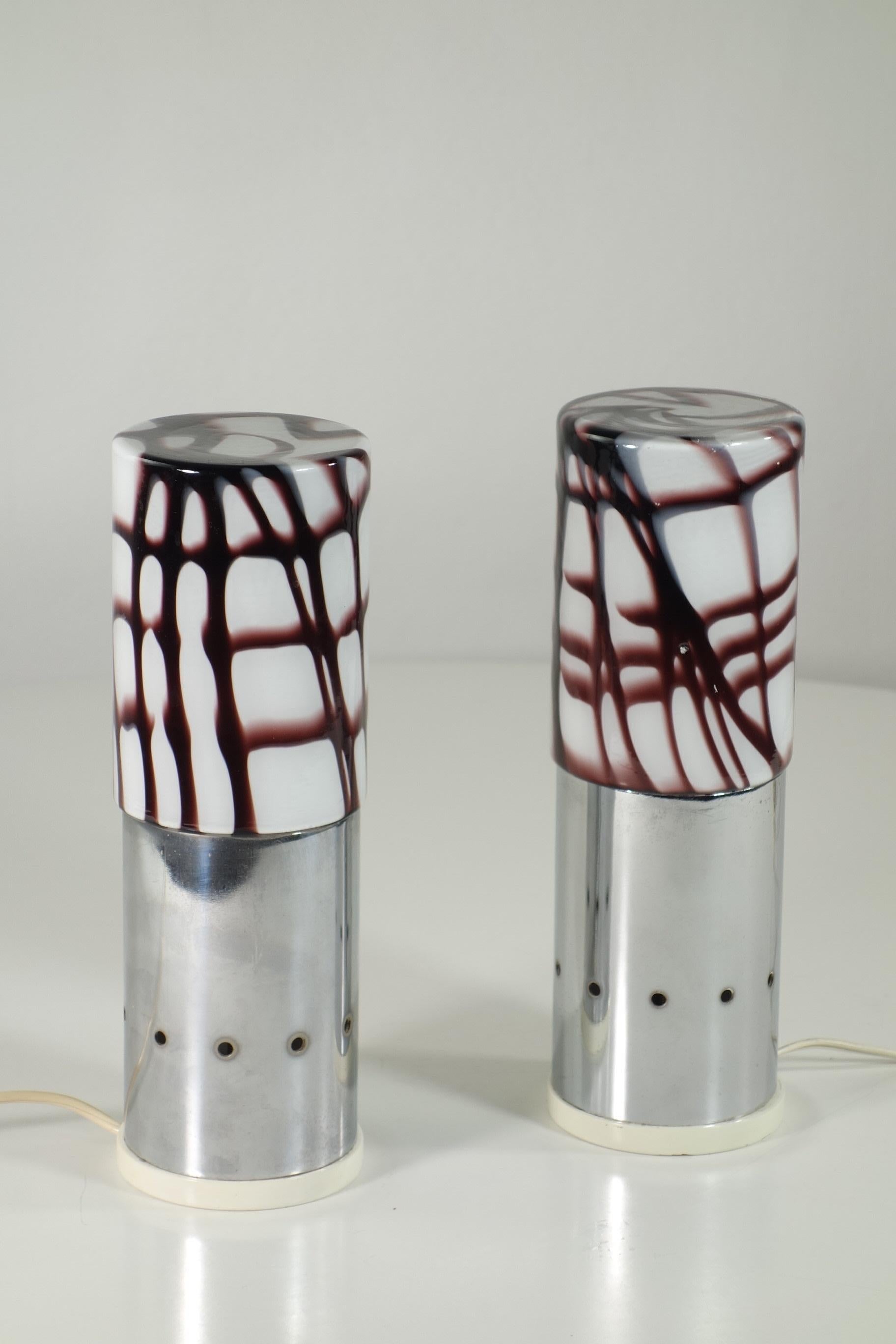 Set aus 2 Tischlampen
Designer Angelo Brotto
Esperia
Italien, 1970

Weißer und violetter Murano-Glas-Schirm
Verchromter Metallsockel
Perfektes Funktionieren

Glas in perfektem Zustand