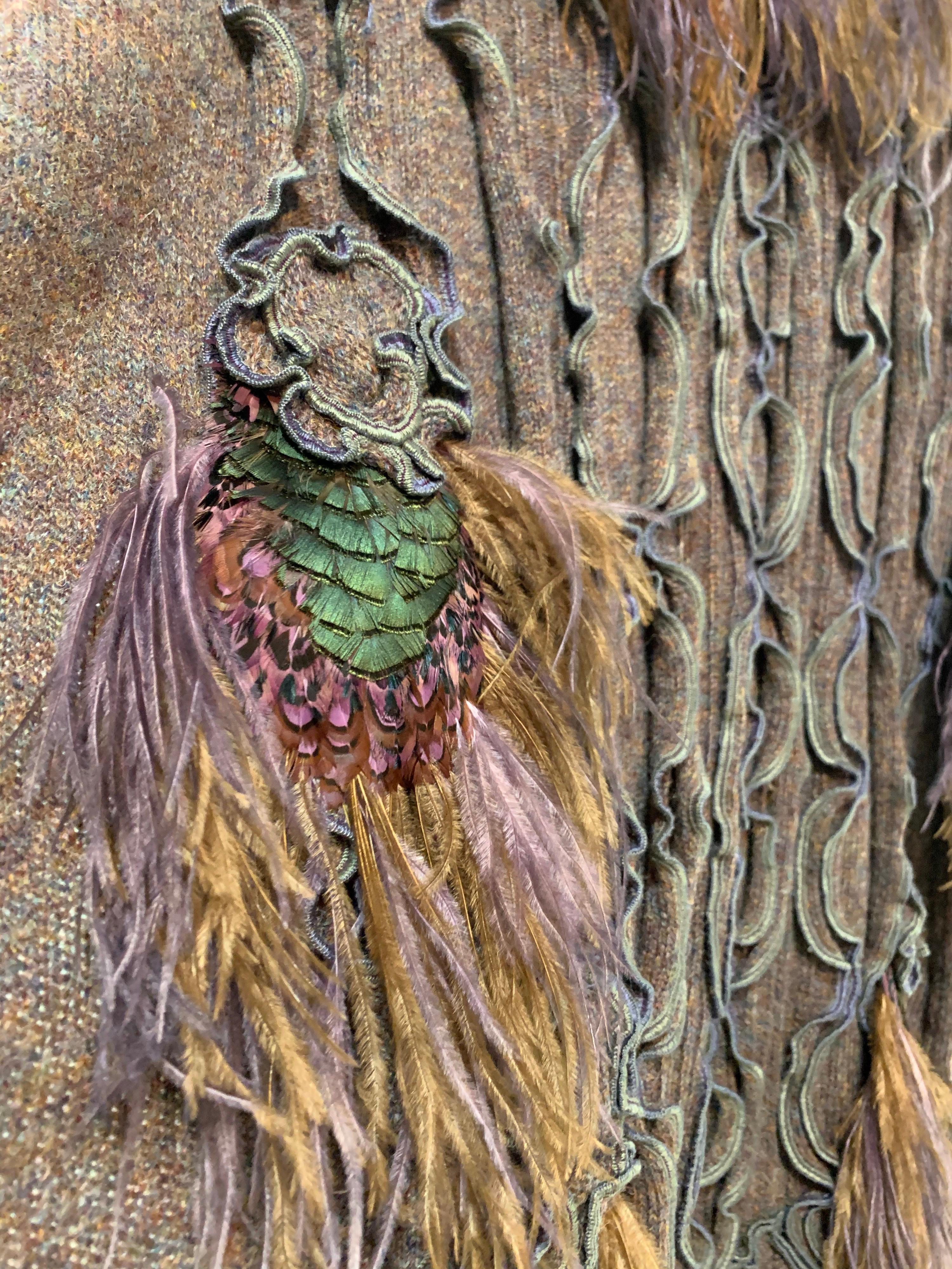 1970 Tier Regenbogen - London Kapuze Hippie Chic gefiederter Wollumhang im Fairytale-Stil  im Angebot 1
