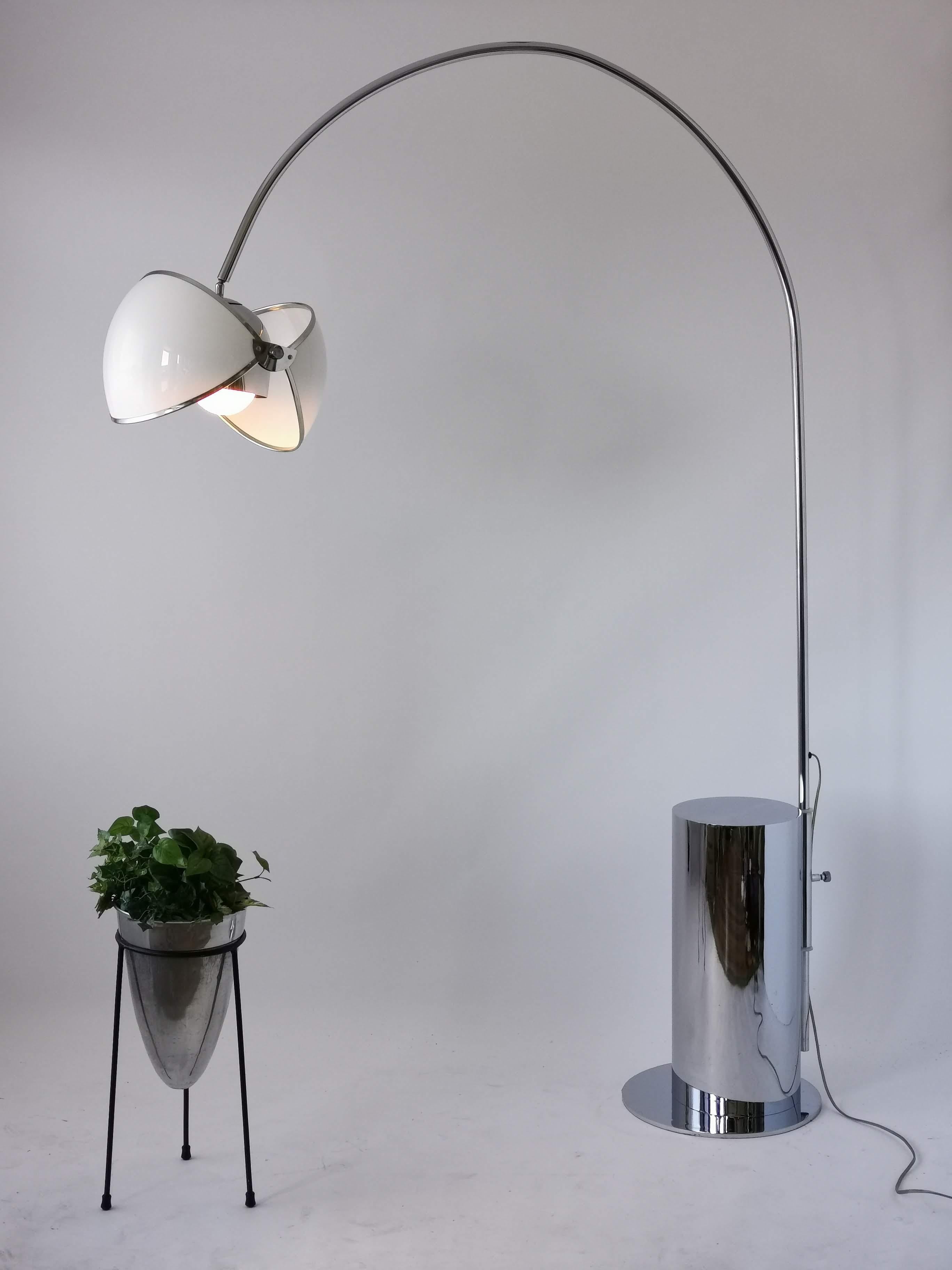 Rare arch floor lamp in the style of Superstudio Olook lamp, featuring a bold jaw like action adjustable acrylic shade.

Head swivel in different direction 

Solid well-made construction.

Huge, heavy chrome base with sturdy height ajustment