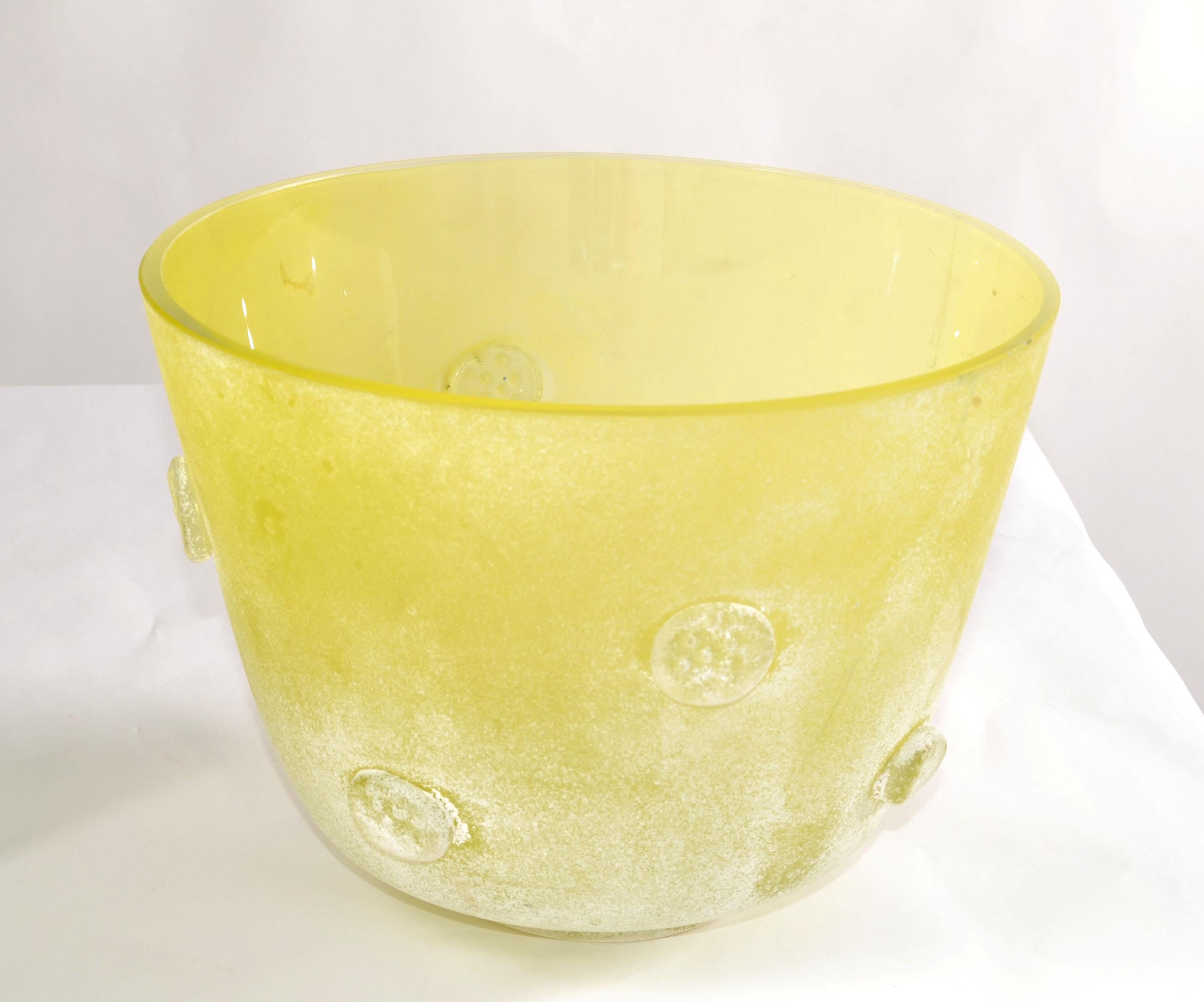 Archimede Seguso Italy Scavo Blown Murano Glass frosted white & Yellow Art Glass bowl, vessel, Centerpiece Mid-Century Modern made by Seguso Vetri d'Arte Italy circa in late 1970s.
No Markings.
In very good vintage condition, normal wear due to