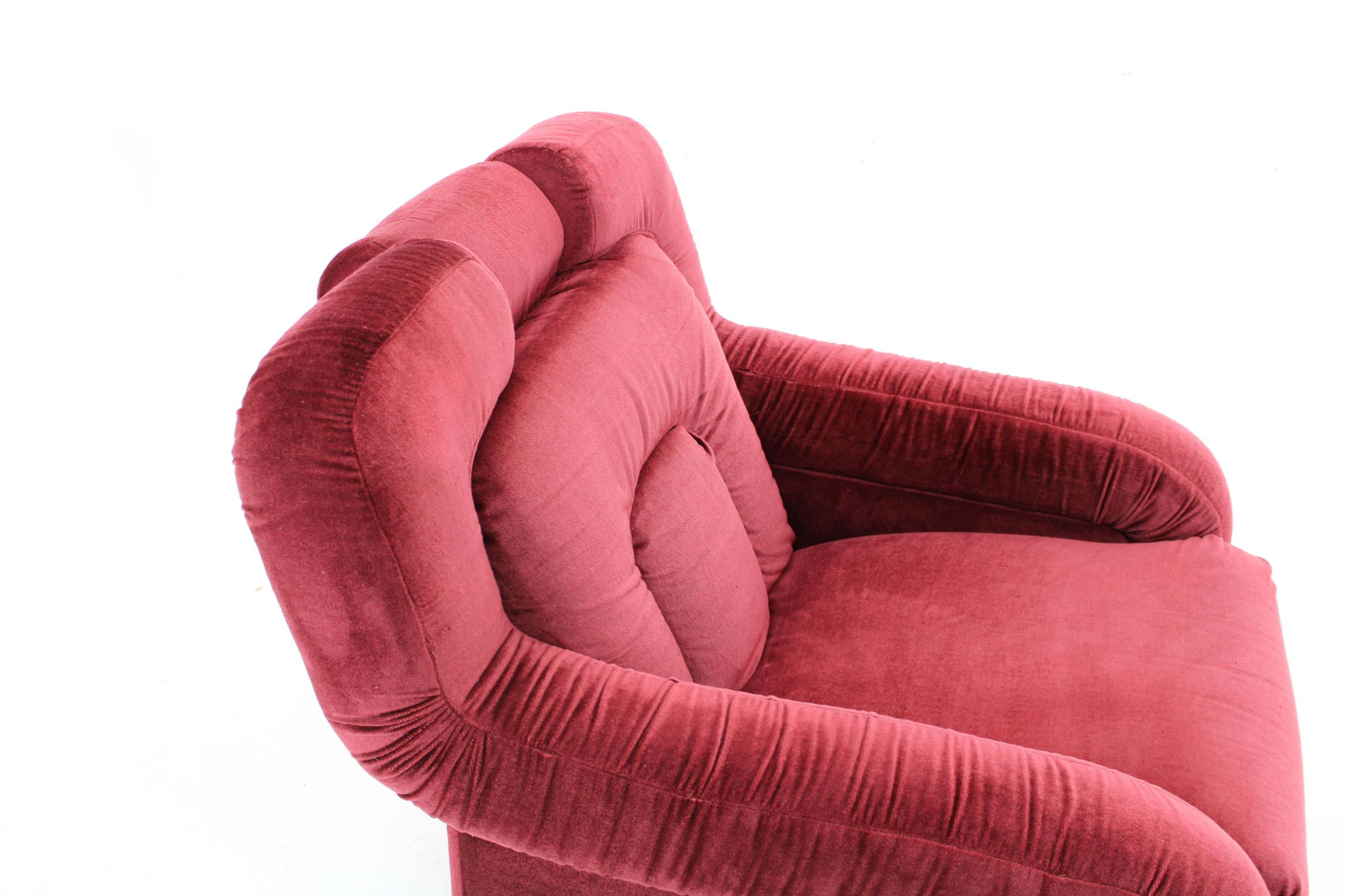 1970 Armchair in Red Velvet, Italy  In Good Condition For Sale In Praha, CZ