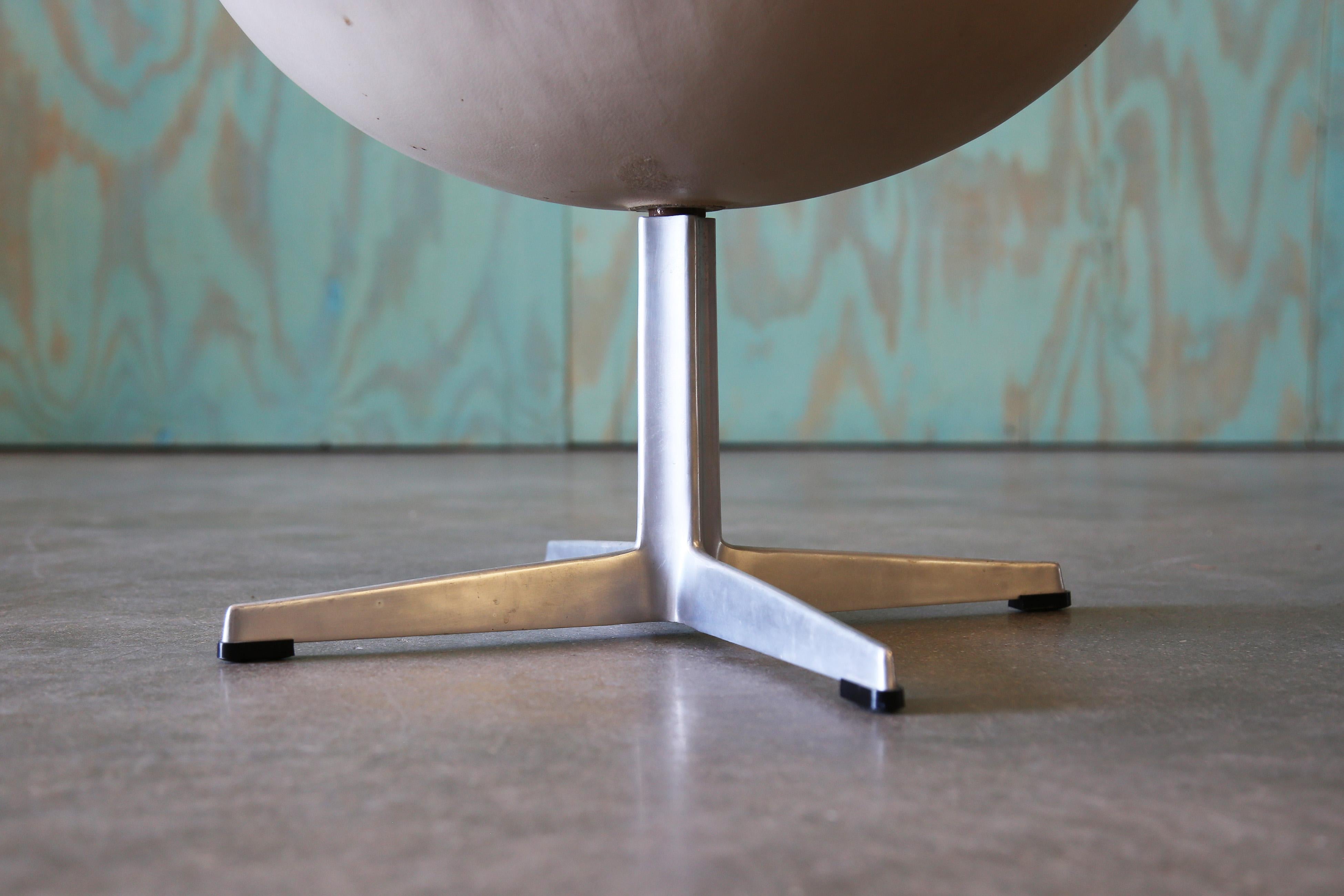 1970 Arne Jacobsen für Fritz Hansen Ei Ottomane Dänisch Mid Century Modern (Moderne der Mitte des Jahrhunderts) im Angebot