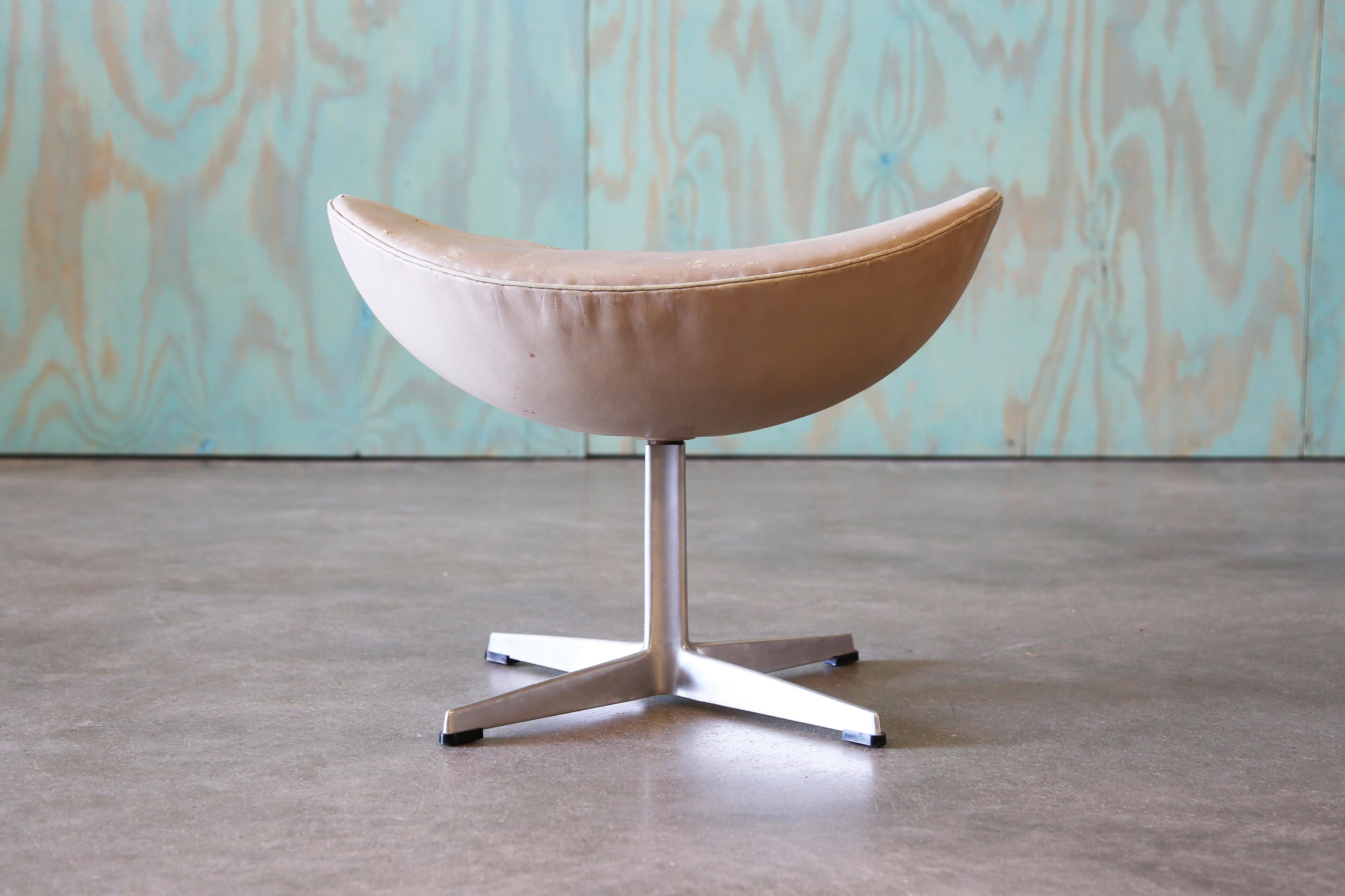 1970 Arne Jacobsen für Fritz Hansen Ei Ottomane Dänisch Mid Century Modern im Zustand „Starke Gebrauchsspuren“ im Angebot in Virginia Beach, VA