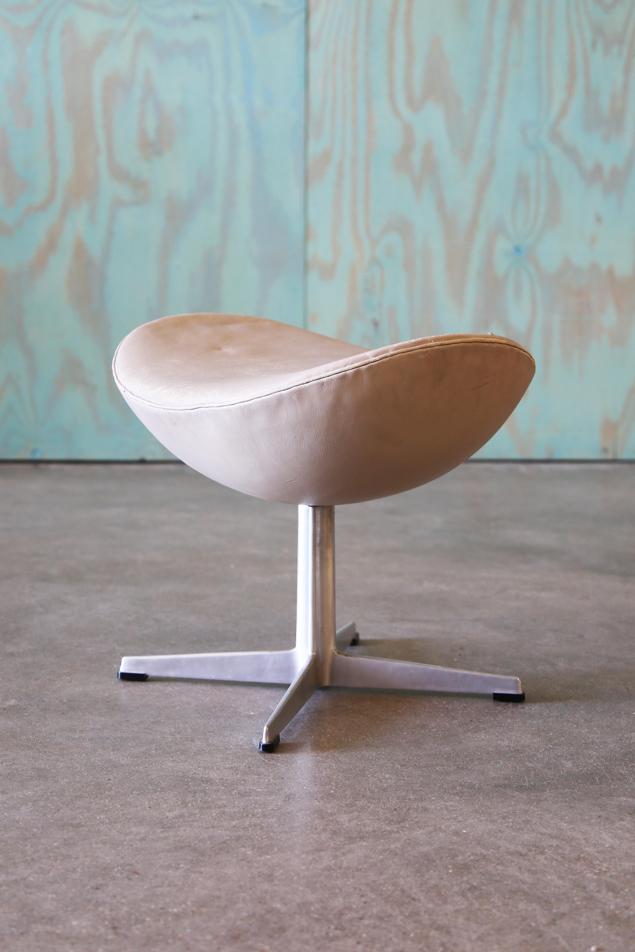 1970 Arne Jacobsen für Fritz Hansen Ei Ottomane Dänisch Mid Century Modern (Aluminium) im Angebot