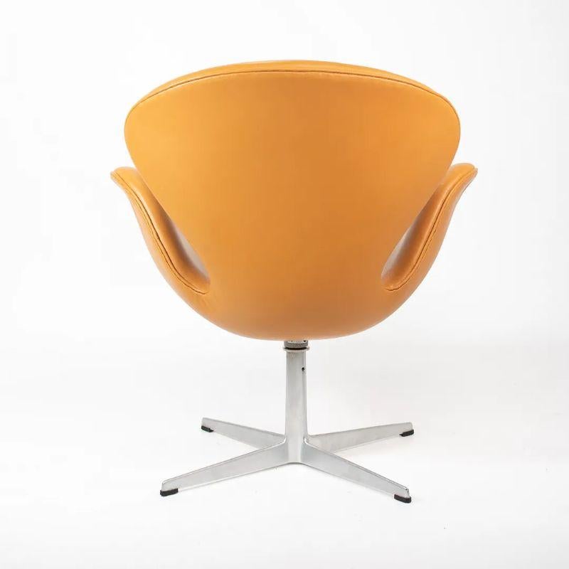 1970 Arne Jacobsen für Fritz Hansen Swan Stuhl in New Cognac Leder im Angebot 4