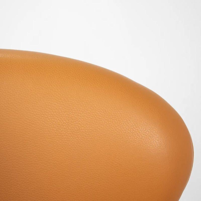 Il s'agit d'une chaise Swan conçue par Arne Jacobsen et produite par Fritz Hansen en 1970. Il a été acquis directement auprès de la succession du propriétaire d'origine et a depuis été magistralement retapissé en cuir cognac pleine fleur par l'un