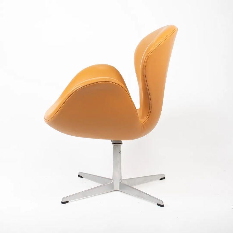 1970 Arne Jacobsen für Fritz Hansen Swan Stuhl in New Cognac Leder im Angebot 2