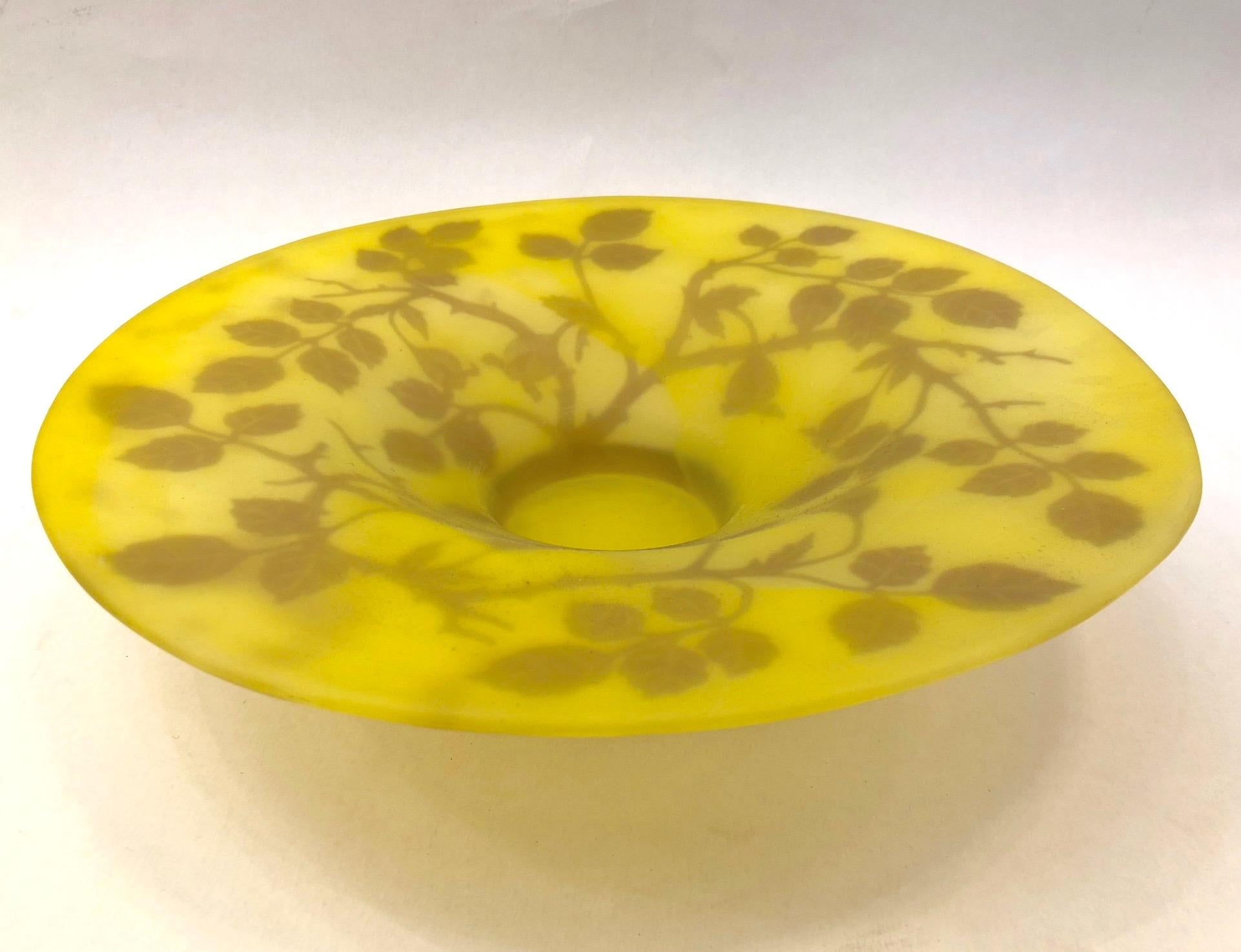 1970s very decorative vintage glass centerpiece / platter plate, by artist Michna, handcrafted in crystal pa^te de verre in a vibrant yellow. The exclusive Art Nouveau decor is realized with the intaglio acid-etched technique: the tinted pa^te de