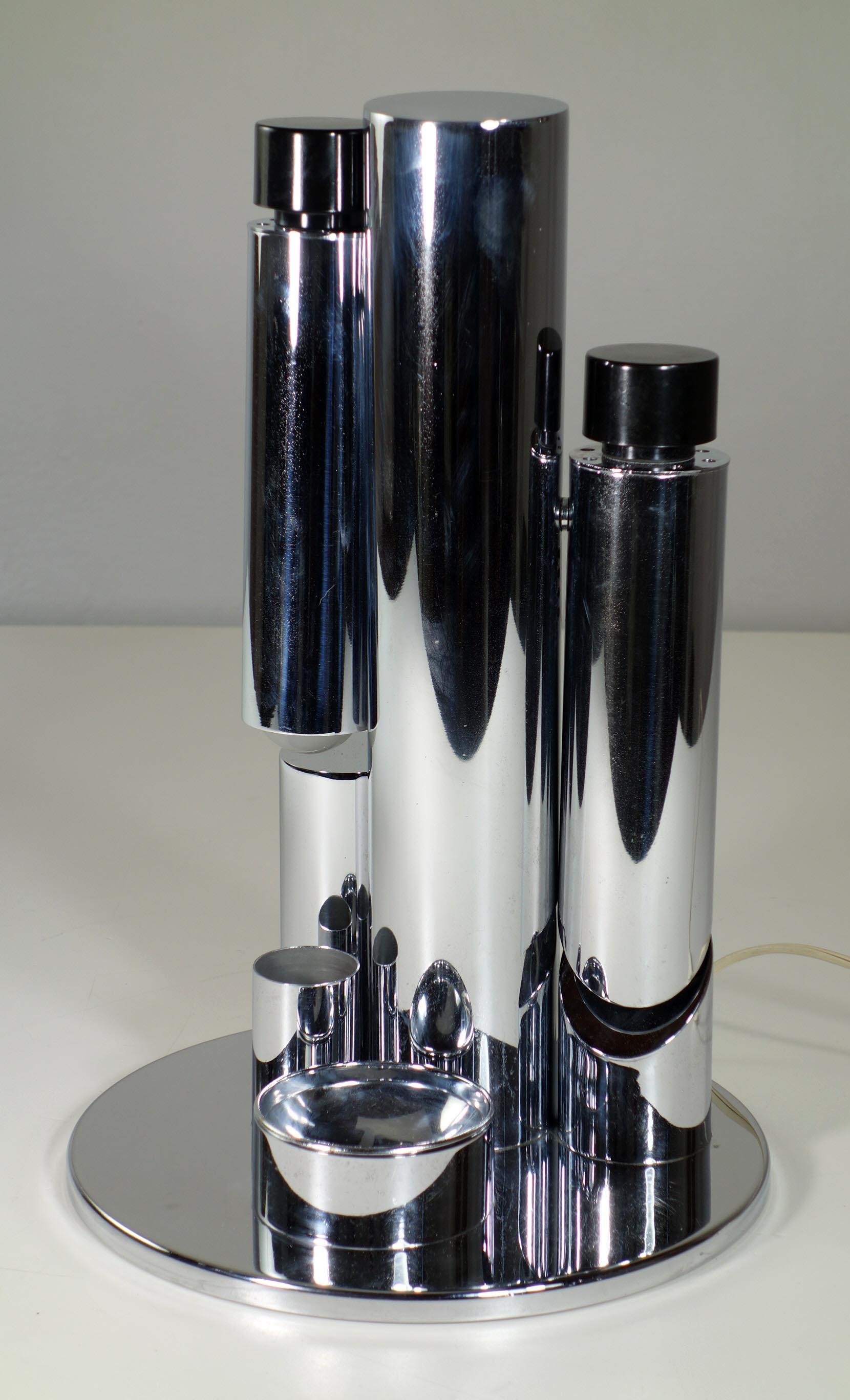 Lampe à poser
Prod. Fase
Espagne, 1970

Modèle rare de Fase
Lampe de bureau chromée 
2 tubes lumineux réglables, métal laqué noir.
Porte-trombones et porte-stylos. 
Très bon état vintage.
Parfait état de fonctionnement

h max : 53 cm