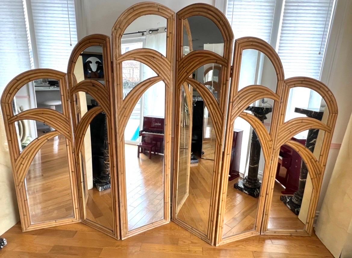1970er Bamboo Mirrored Tri-Fold 6 Panels Room Divider, gekauft und gut von der ursprünglichen Besitzer in den USA für die letzten 50+ Jahre gehalten

Dieser wunderschöne Raumteiler aus Bambus mit verspiegelten Tri-Folds aus den 1970er Jahren