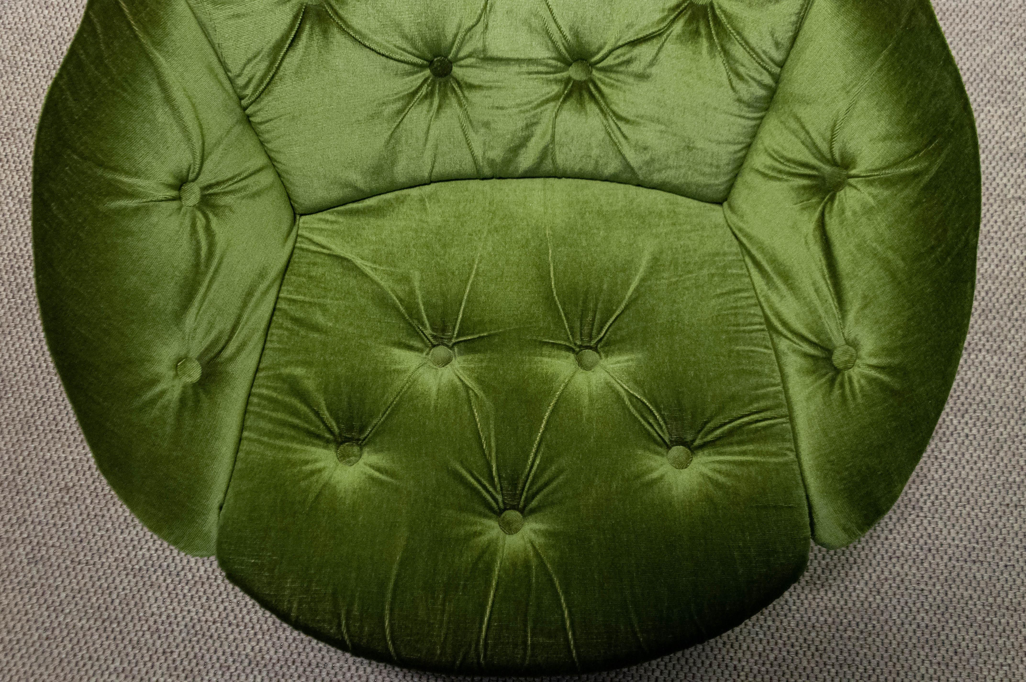 Beautiful Scandinavian Modern bentwood ' model Convair' swivel lounge chair by Oddmund Vad for VAD Trevarefabrik in Norway. Featuring a floating circular bentwood frame and floor stand with tufted green velvet fabric cushion. This models is an