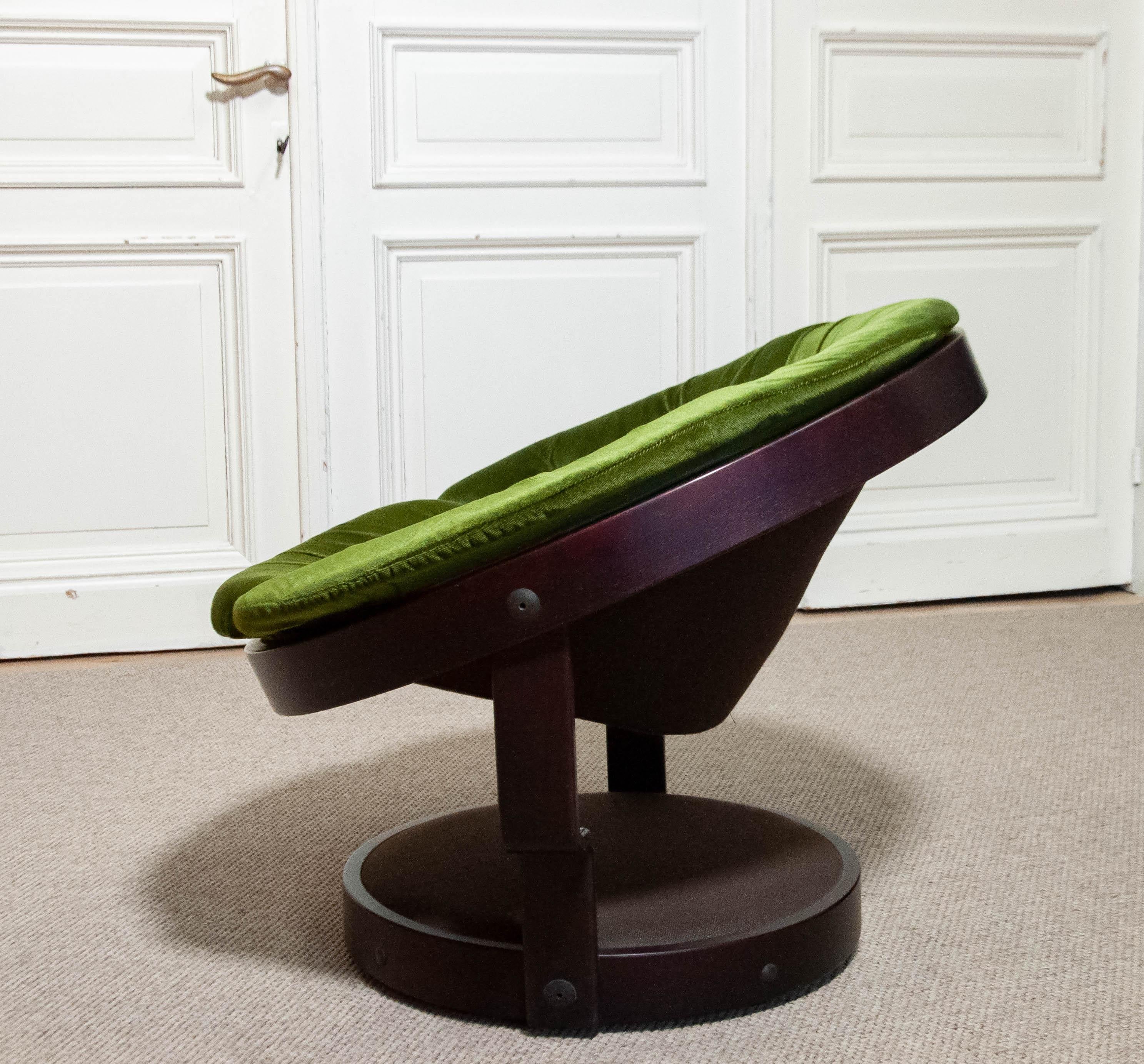 1970 Bentwood Swivel Chair Model 'Convair' In Green Velvet by Oddmund Vad For Sale 1